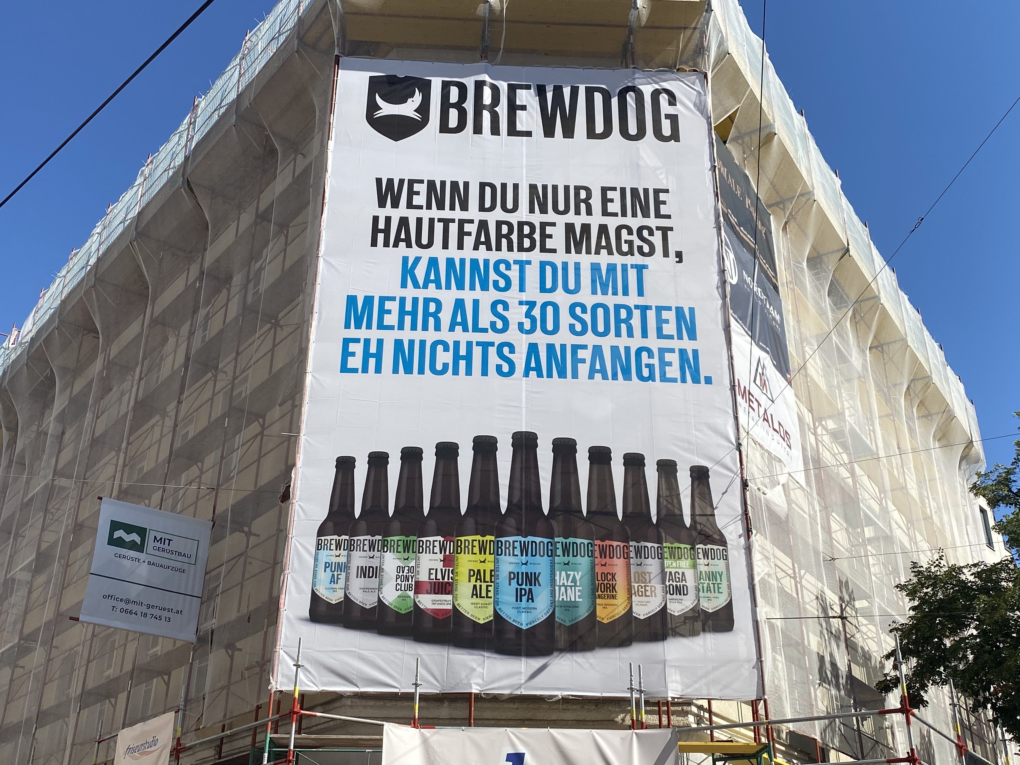 Das 60 Quadratmeter große Banner befindet sich in Wien-Wieden. Das 60 Quadratmeter große Banner befindet sich in Wien-Wieden.