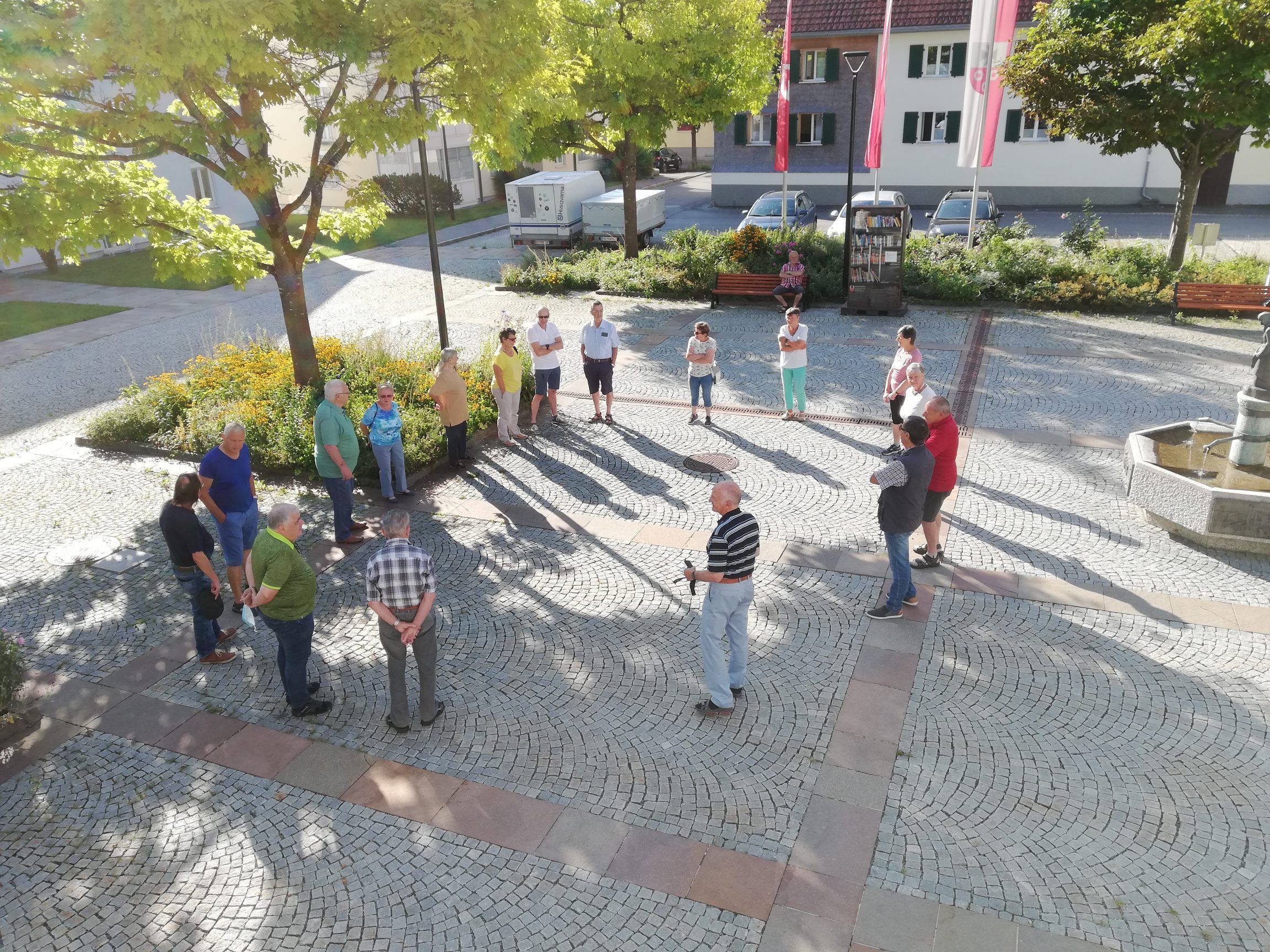 Im und vor dem Gemeindeamt Bürs wurden die PVÖ-Mitglieder über das Baugeschehen informiert. Im und vor dem Gemeindeamt Bürs wurden die PVÖ-Mitglieder über das Baugeschehen informiert.