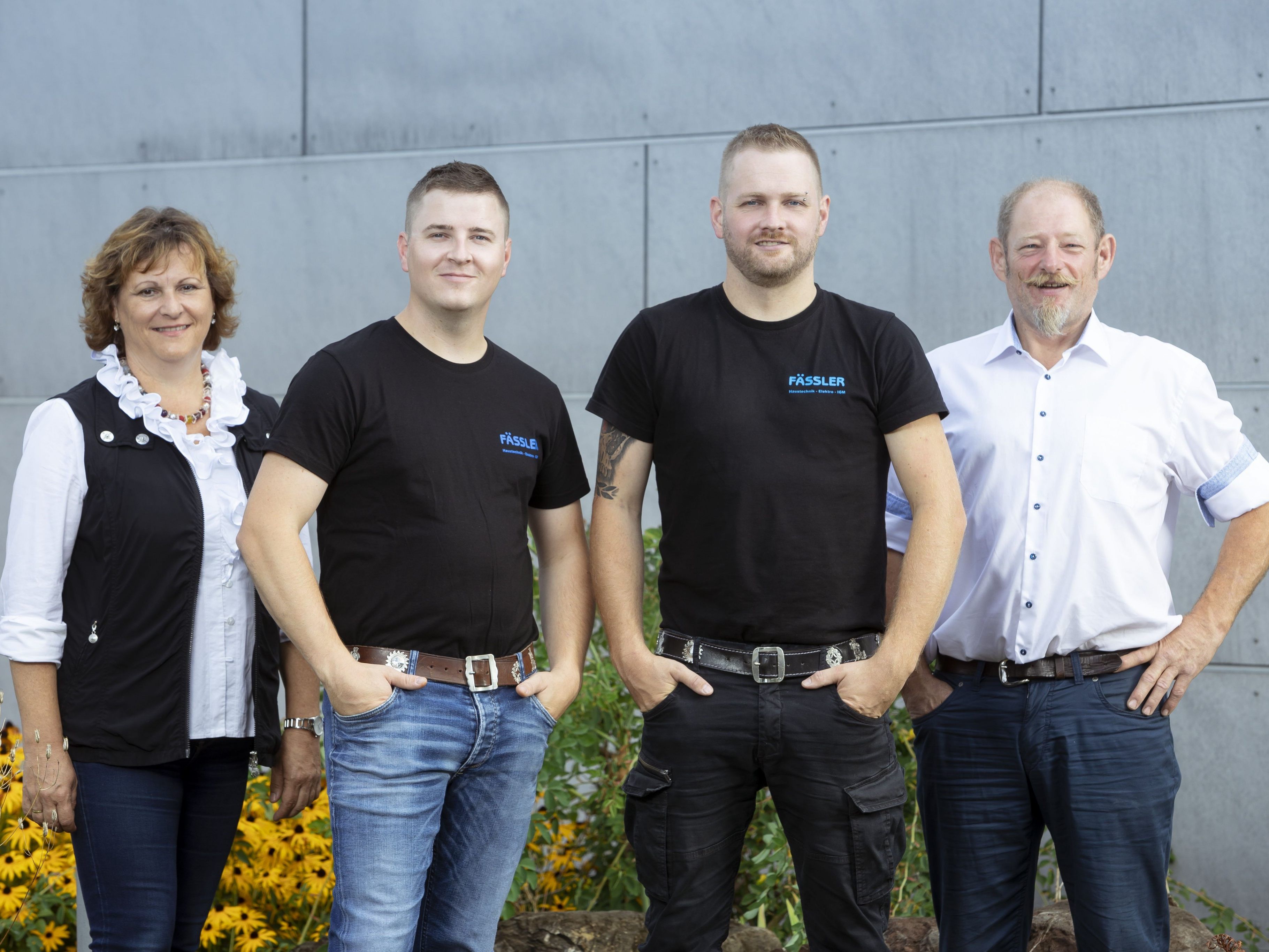 Pünktlich zum 25-jährigen Firmenjubiläum übernehmen die Söhne Ralf (Mitte links) und Gerald Fässler (Mitte rechts) das Installationsunternehmen von Karin und Wolfgang Fässler. Pünktlich zum 25-jährigen Firmenjubiläum übernehmen die Söhne Ralf (Mitte links) und Gerald Fässler (Mitte rechts) das Installationsunternehmen von Karin und Wolfgang Fässler.