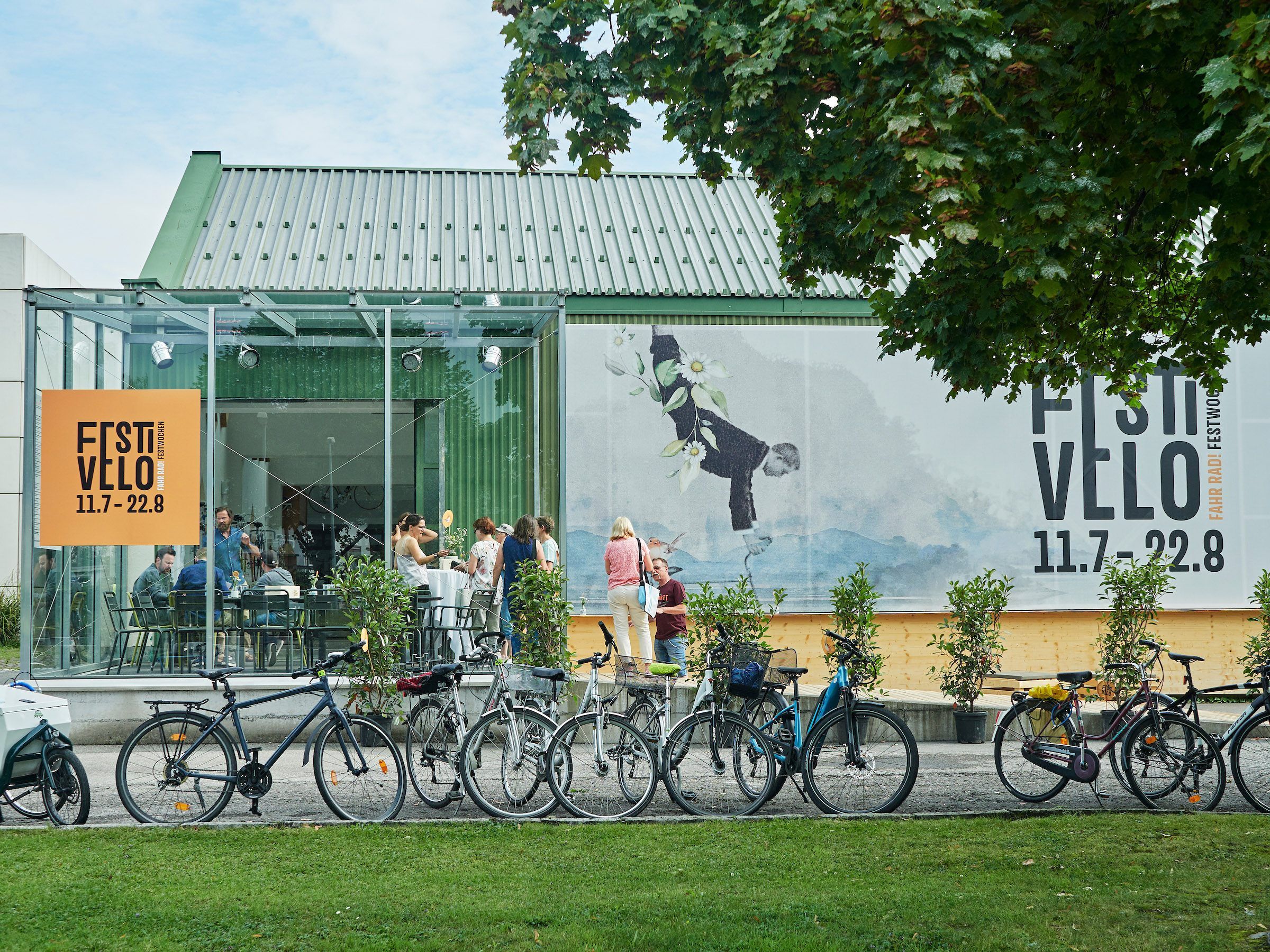 Das FESTIVELO begeisterte mit Rad.Kino, Reiseberichten, Radtouren, Workshops, Musik und Kulinarik und der Ausstellung Fahr Rad! Das FESTIVELO begeisterte mit Rad.Kino, Reiseberichten, Radtouren, Workshops, Musik und Kulinarik und der Ausstellung Fahr Rad!