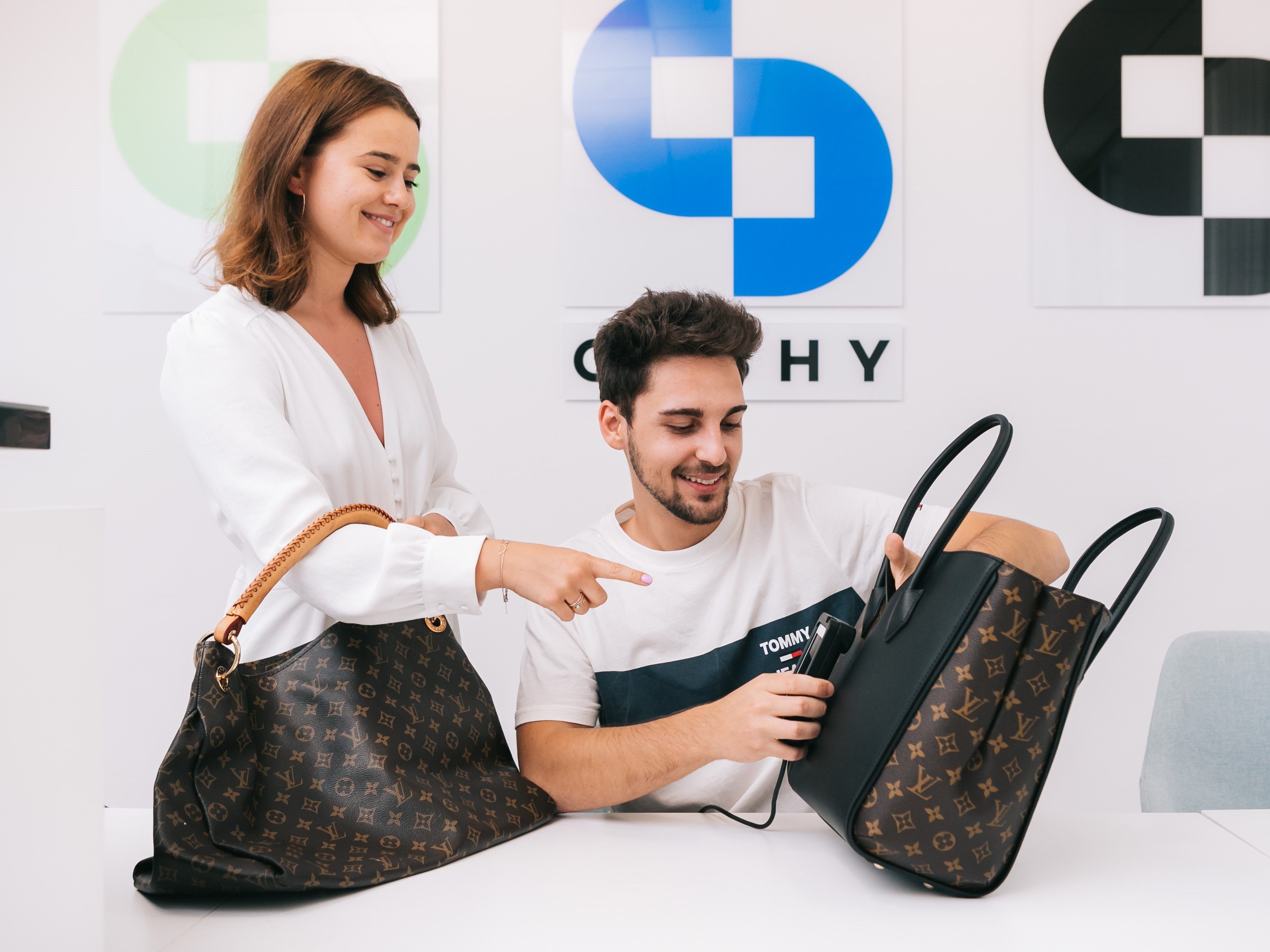 Im neuen CASHY-Shop kann jeder den Wert seiner Designertasche kostenlos bestimmen lassen. Im neuen CASHY-Shop kann jeder den Wert seiner Designertasche kostenlos bestimmen lassen.