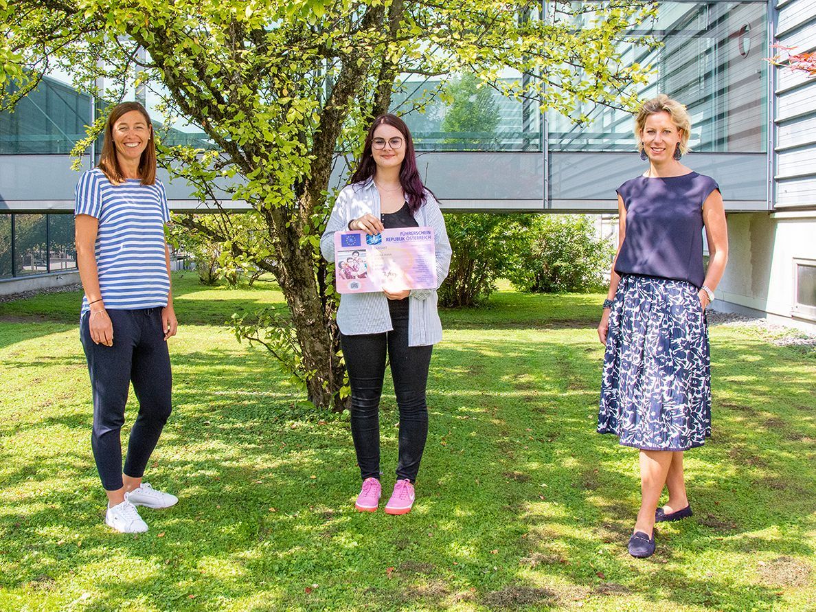 Carina Pollhammer, Geschäftsführerin SPAR Vorarlberg (rechts) und Martina Hagen, Leitung Personal (links) gratulieren dem Führerscheinlehrling Laura-Anna Sargant aus der SPAR-Zentrale Dornbirn zu ihren hervorragenden Leistungen. © SPAR, honorarfrei