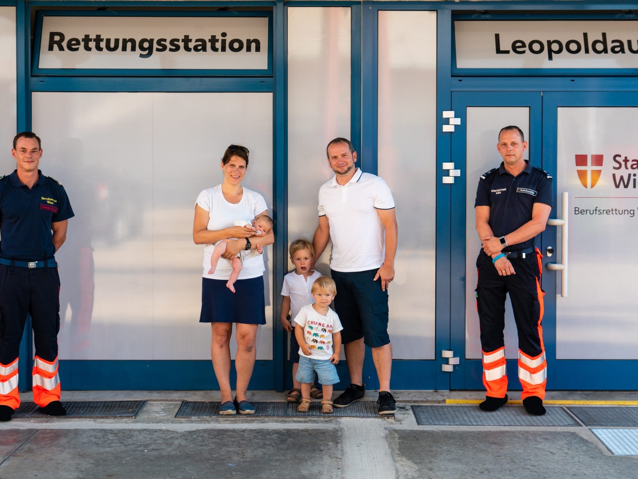Disponent Giovanni, Julia mit Eltern und Brüdern, Notfallsanitäter Paul Disponent Giovanni, Julia mit Eltern und Brüdern, Notfallsanitäter Paul