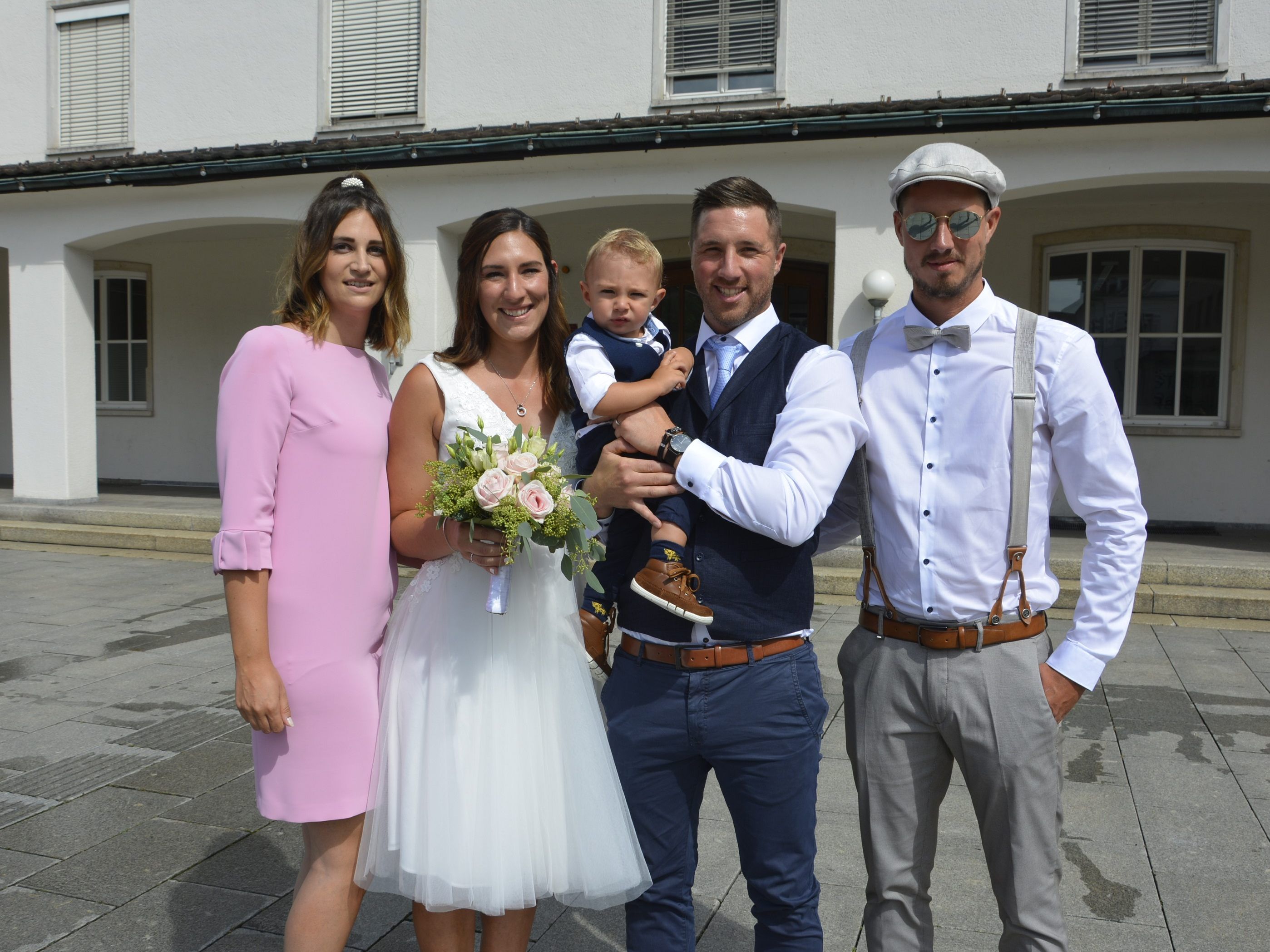 Das Brautpaar mit Söhnchen David und den Trauzeugen Nina Gräßl und Johannes Lenz. Das Brautpaar mit Söhnchen David und den Trauzeugen Nina Gräßl und Johannes Lenz.