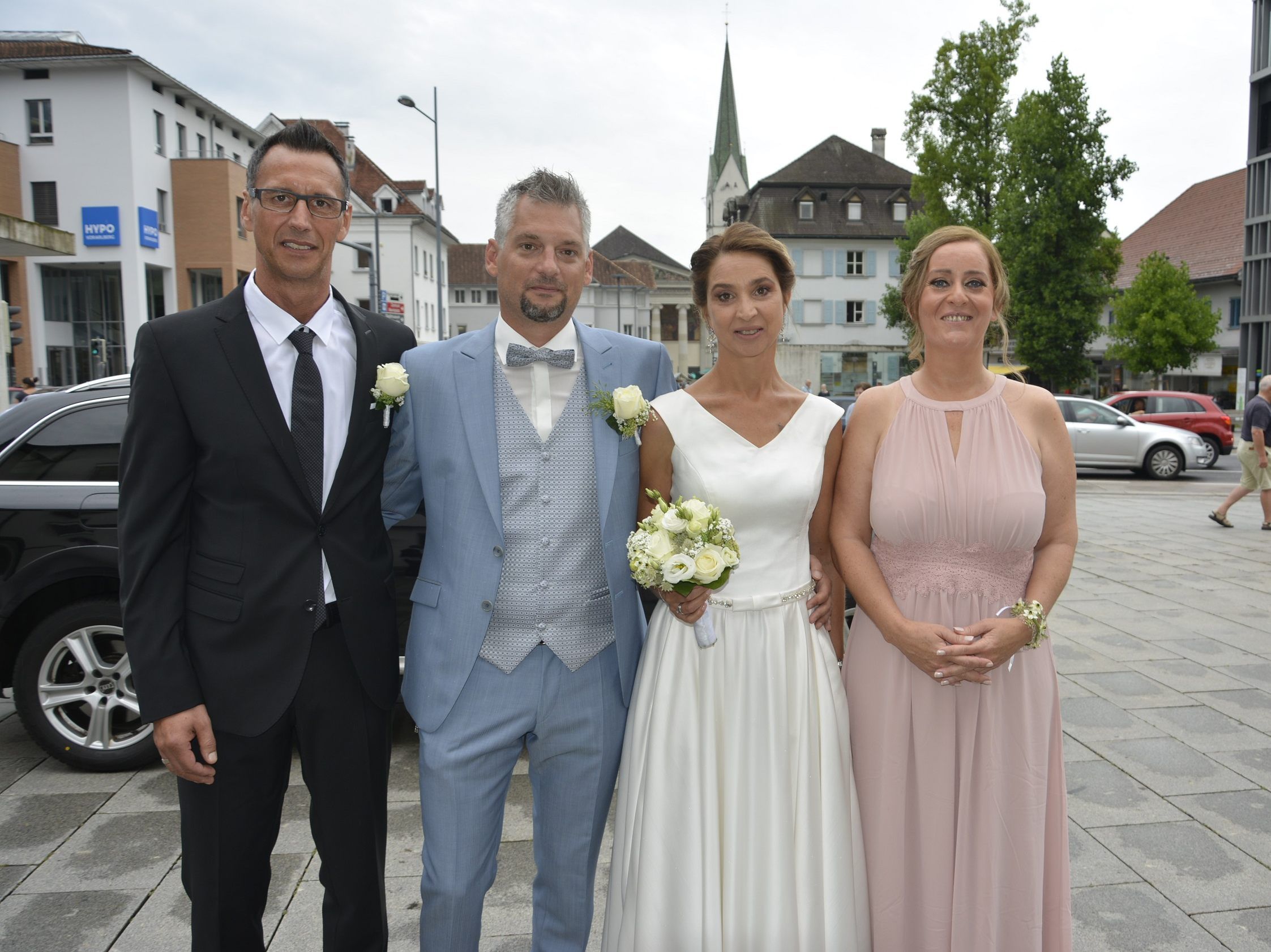 Das Brautpaar mit den Trauzeugen bei der standesamtlichen Hochzeit in Dornbirn. Das Brautpaar mit den Trauzeugen bei der standesamtlichen Hochzeit in Dornbirn.