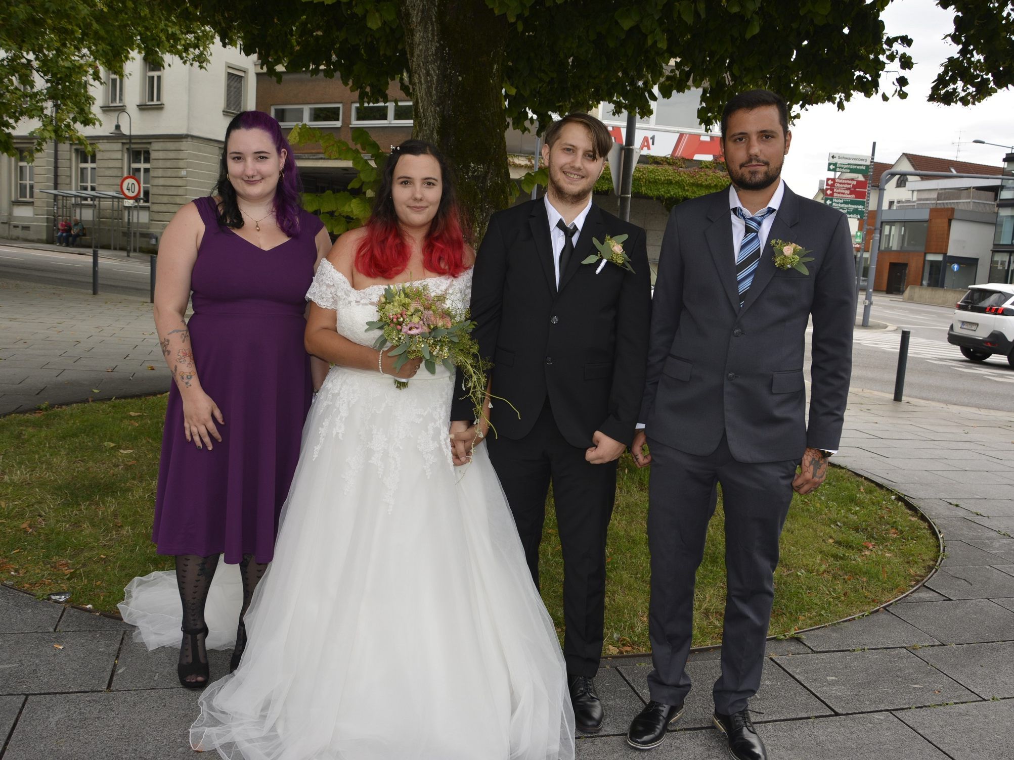 Das Brautpaar mit den Trauzeugen bei der standesamtlichen Hochzeit in Dornbirn. Das Brautpaar mit den Trauzeugen bei der standesamtlichen Hochzeit in Dornbirn.