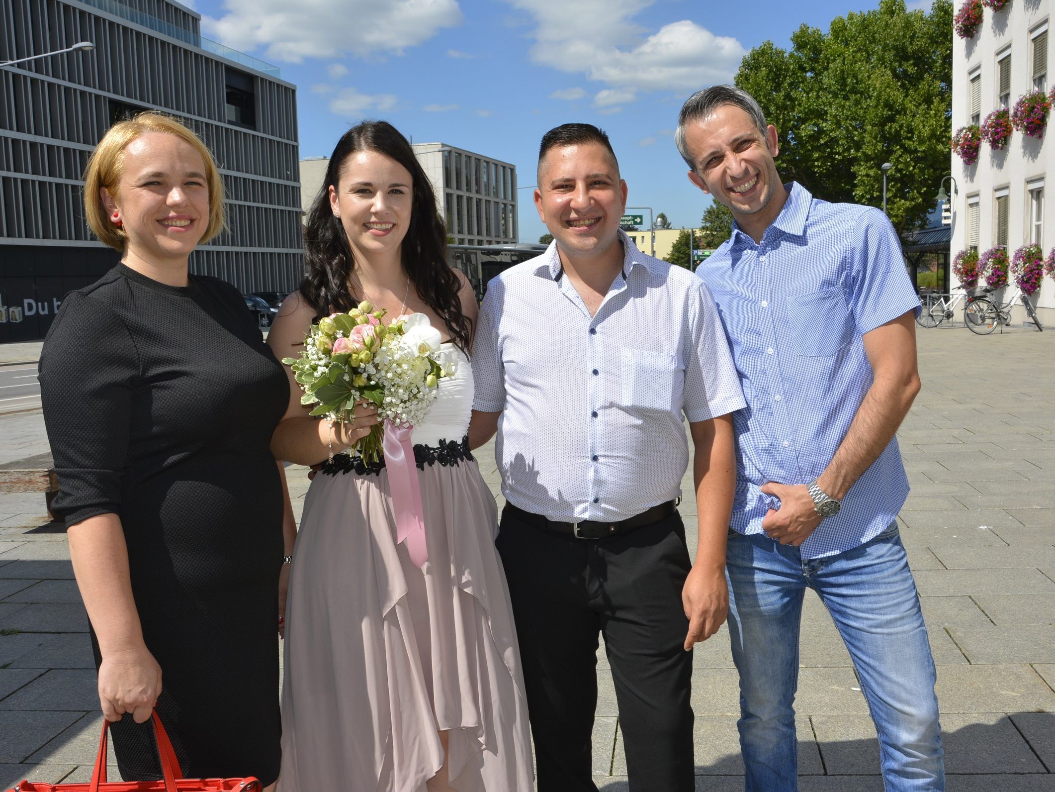 Das Brautpaar mit den Trauzeugen bei der standesamtlichen Hochzeit in Dornbirn. Das Brautpaar mit den Trauzeugen bei der standesamtlichen Hochzeit in Dornbirn.