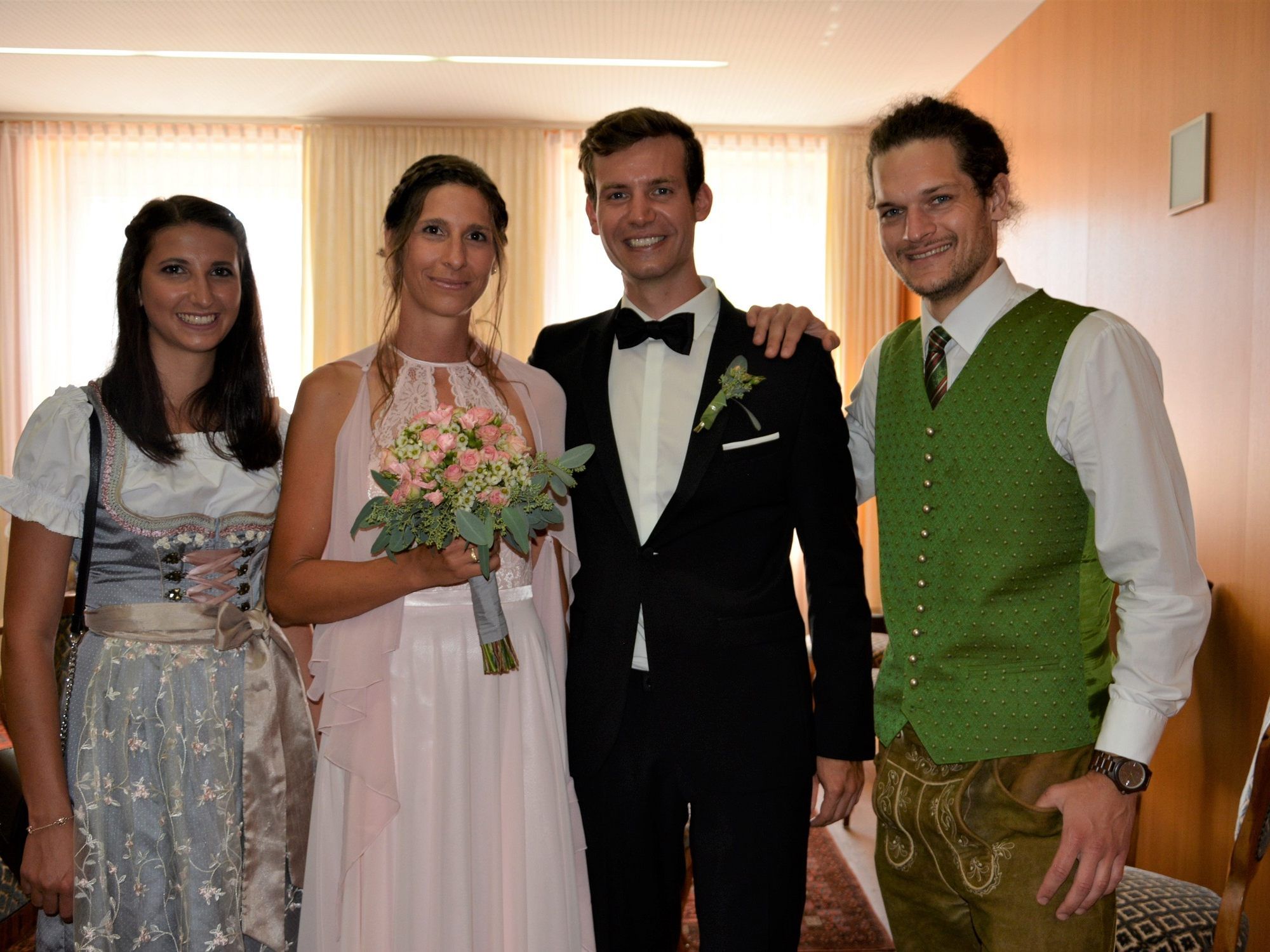 Das Brautpaar mit den Trauzeugen bei der standesamtlichen Hochzeit in Dornbirn. Das Brautpaar mit den Trauzeugen bei der standesamtlichen Hochzeit in Dornbirn.