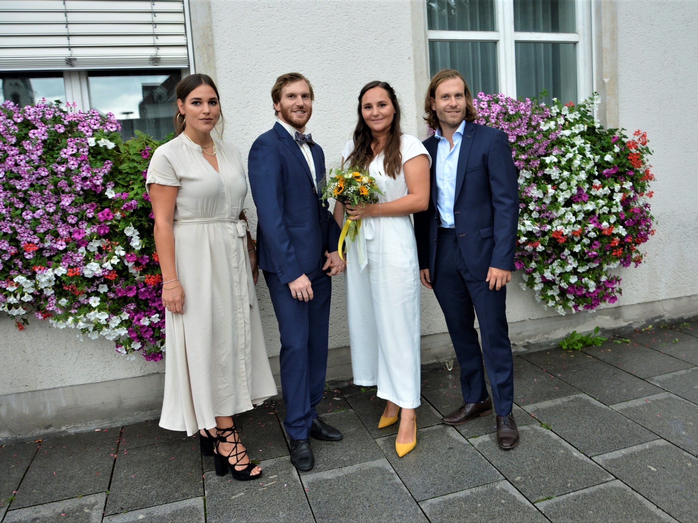 Das Brautpaar mit den Trauzeugen bei der standesamtlichen Hochzeit in Dornbirn. Das Brautpaar mit den Trauzeugen bei der standesamtlichen Hochzeit in Dornbirn.