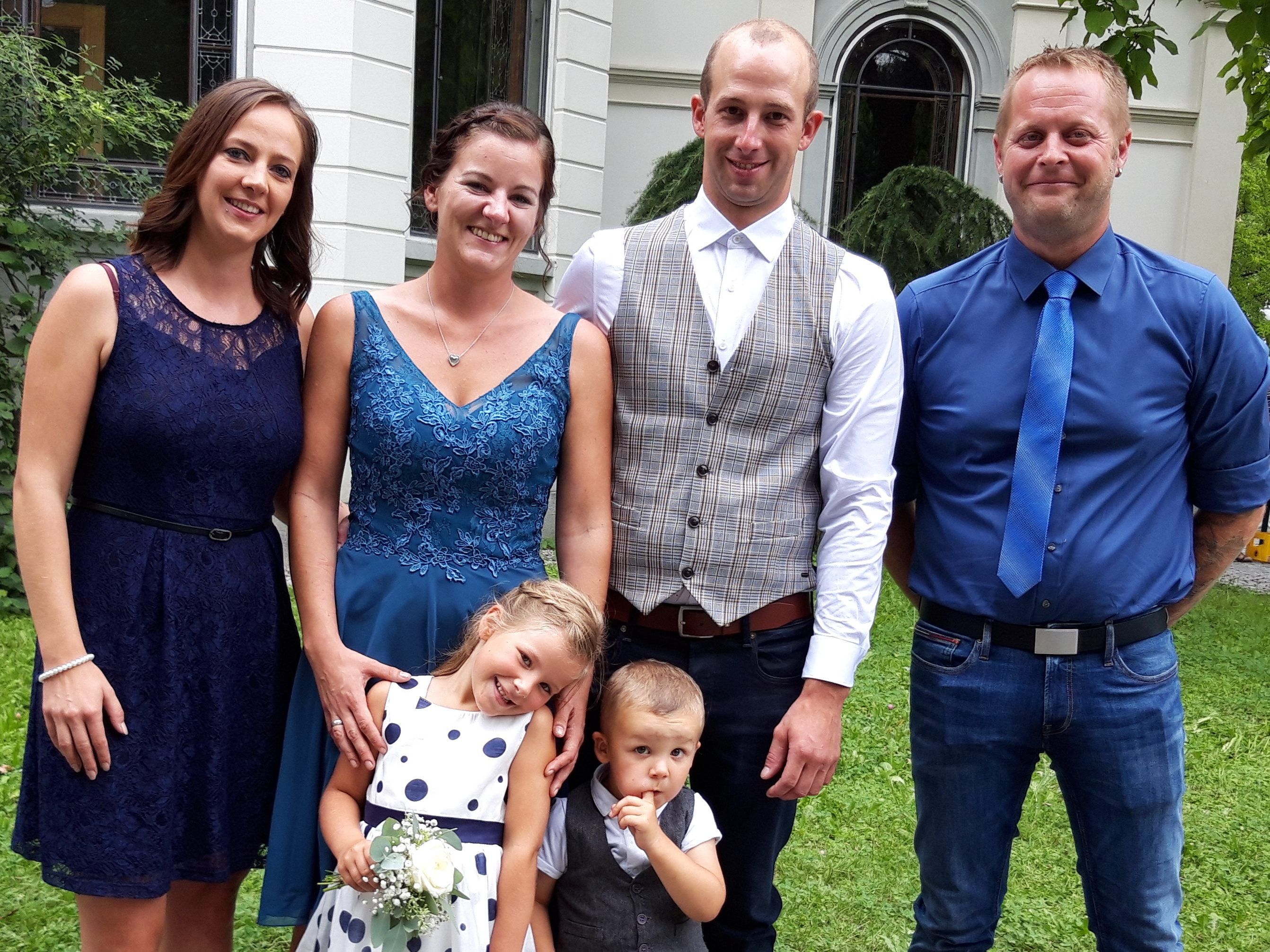 Das glückliche Paar mit den Kindern und Trauzeugen.