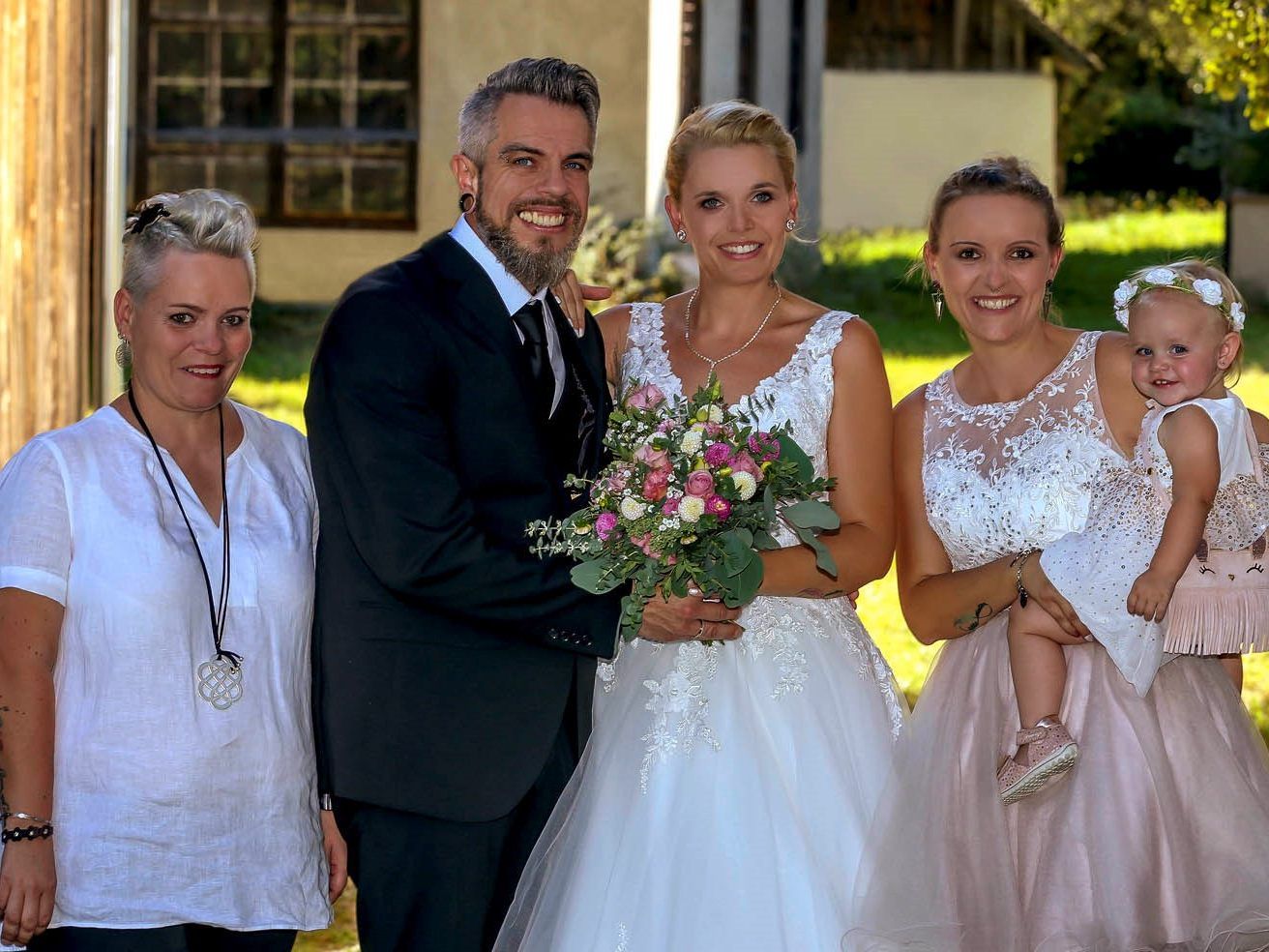 Das frisch vermählte Paar mit Trauzeugen und Gotakind.