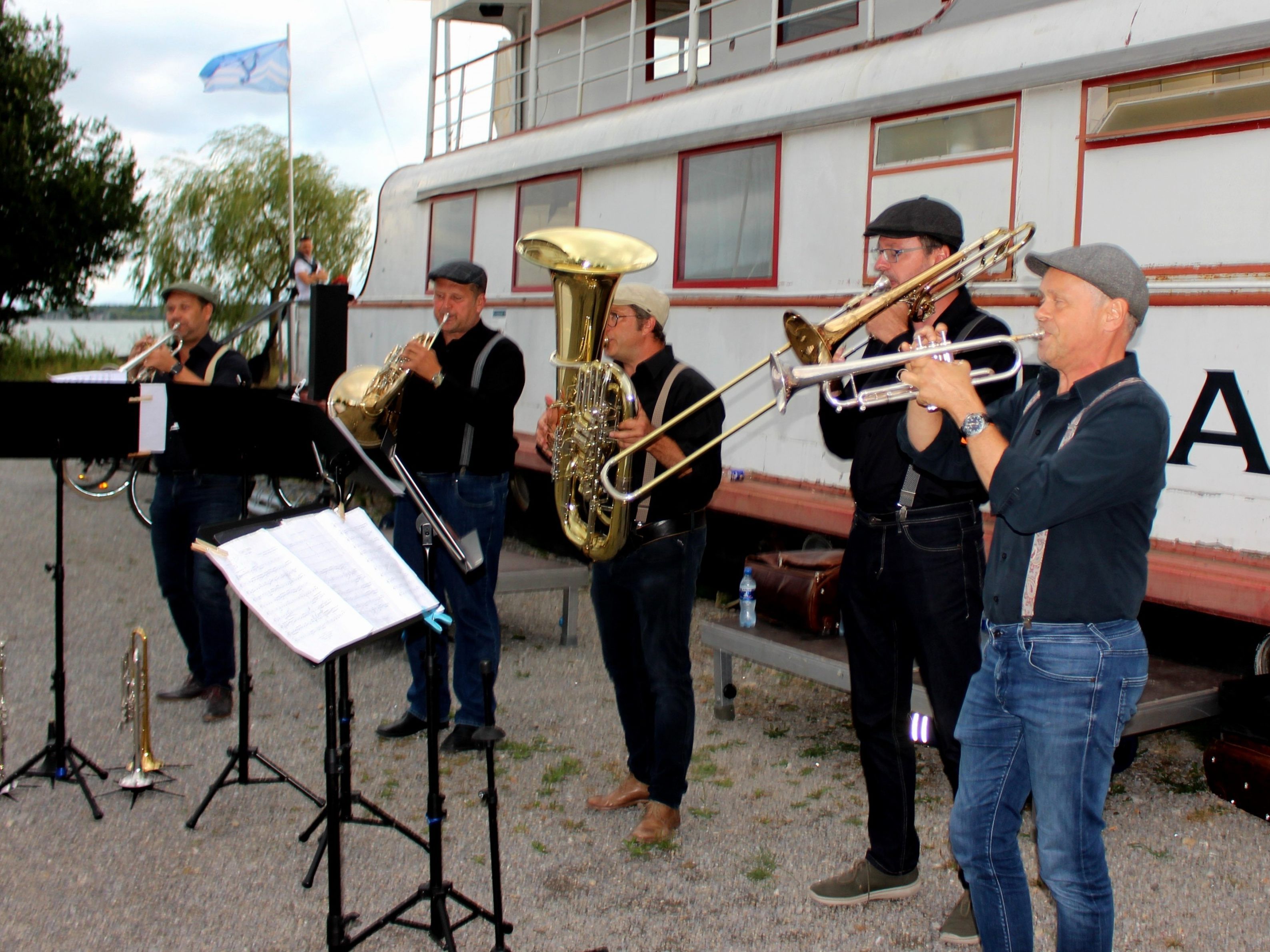 Ein ganz besonderer Open-Air-Konzert-Auftritt mit dem Blechbläserensemble „Sonus Brass“ auf dem Platz vor der Alten Fähre in Lochau. Ein ganz besonderer Open-Air-Konzert-Auftritt mit dem Blechbläserensemble „Sonus Brass“ auf dem Platz vor der Alten Fähre in Lochau.