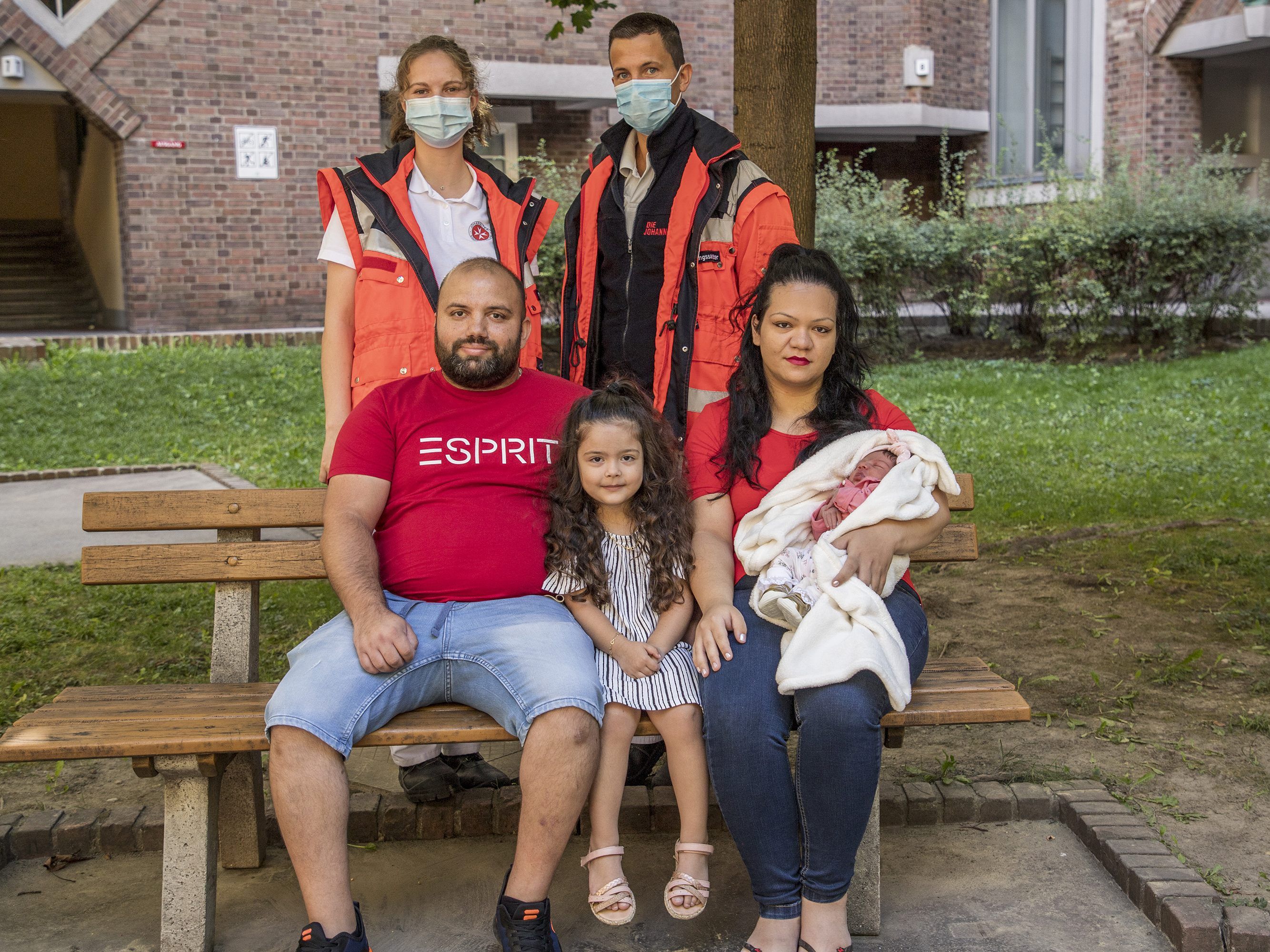 Ungeplante Hausgeburt: Die Eltern waren froh, dass die Sanitäter binnen kürzester Zeit zur Stelle waren und alle rundum gut versorgten