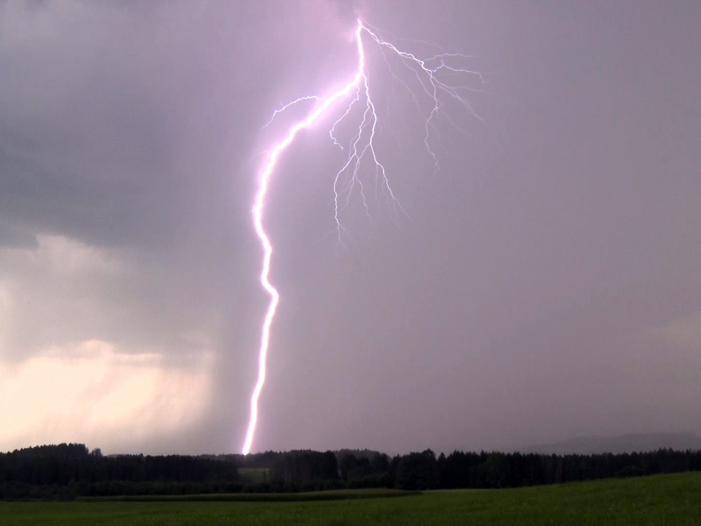 Ein Blitz (Symbolbild) legte sich überraschenderweise über einen Regenbogen.
