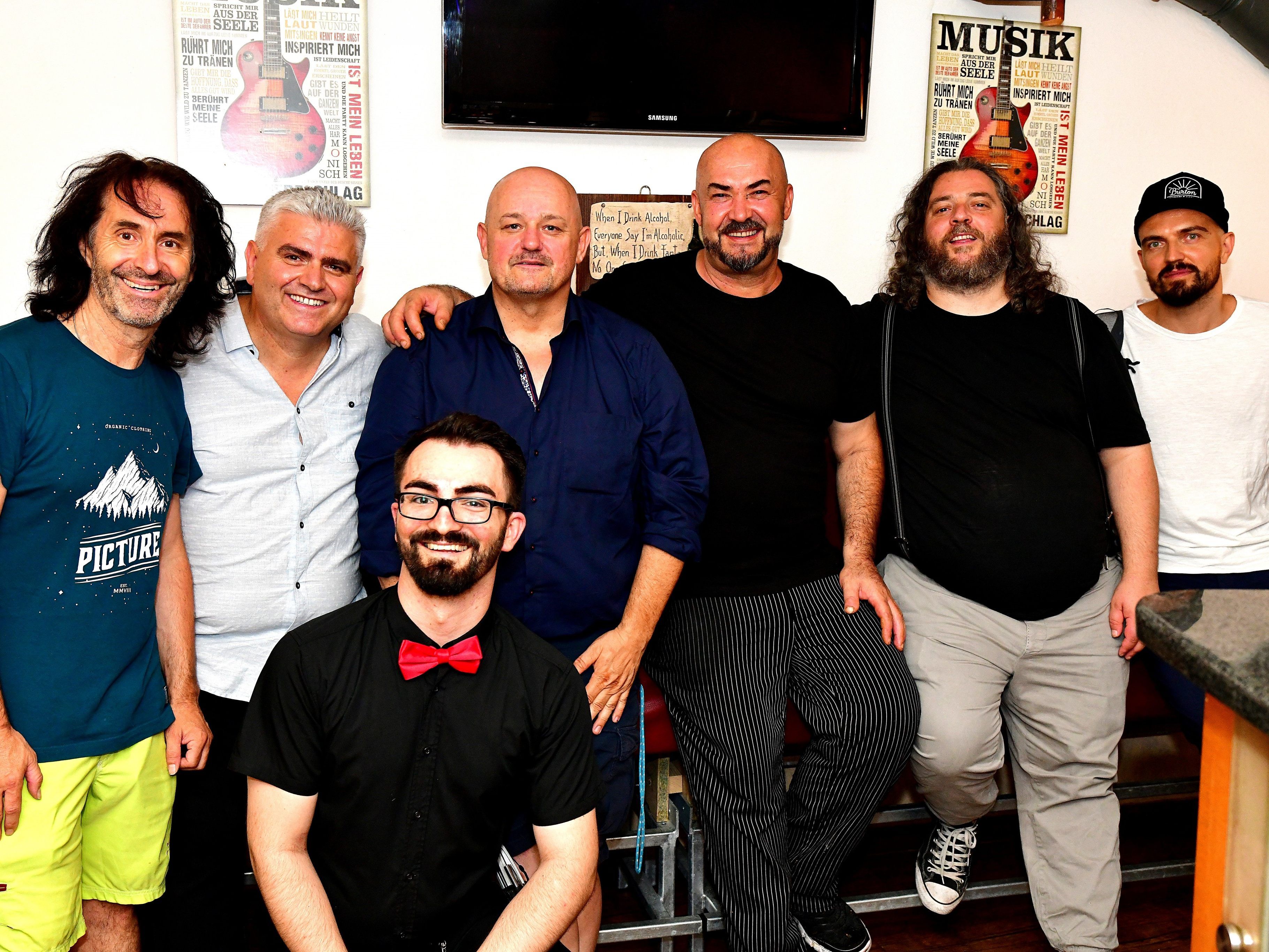 Die Söhne Mannheims in der Bludenzer Pizzeria Antonio mit Avni und Afrim Pllana, Tune Krasniqi und Joe Frische von Stunde des Herzens Die Söhne Mannheims in der Bludenzer Pizzeria Antonio mit Avni und Afrim Pllana, Tune Krasniqi und Joe Frische von Stunde des Herzens