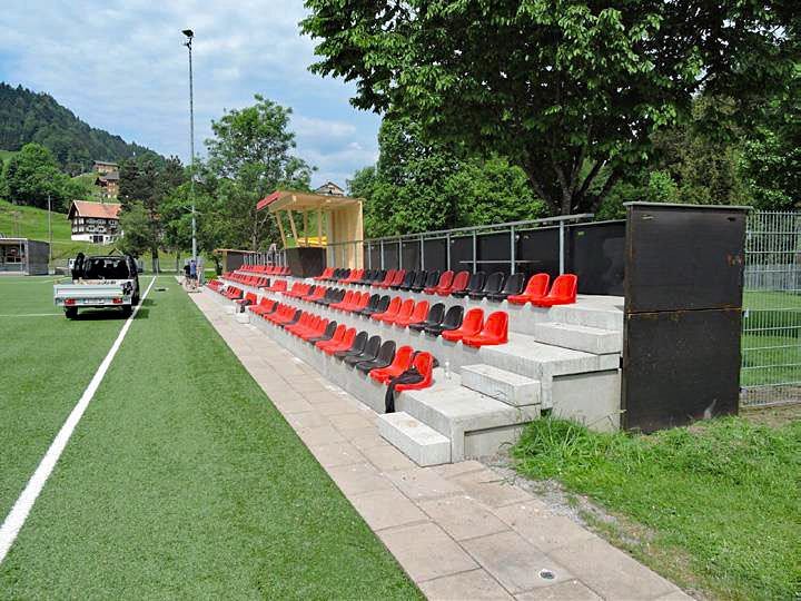 Die neue Tribüne bietet zusätzliche Sicherheit und Komfort für die Fußballfans. Die neue Tribüne bietet zusätzliche Sicherheit und Komfort für die Fußballfans.