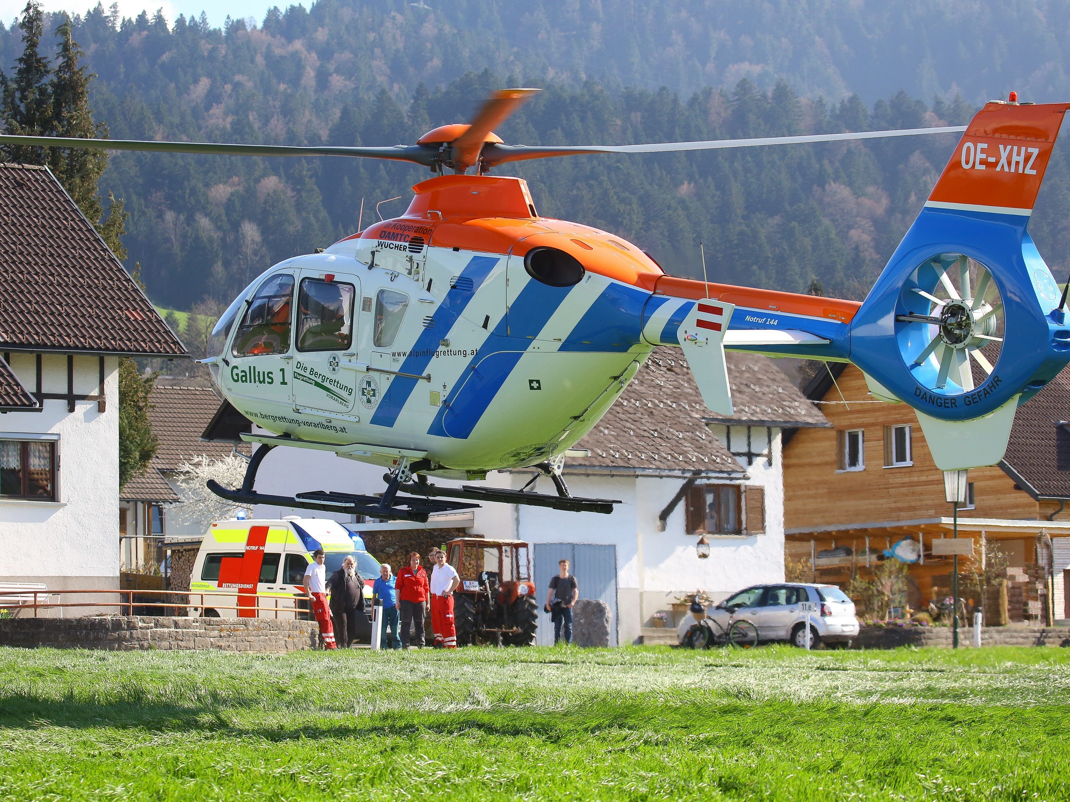 Ein 11 Wochen altes Kind musste mit dem Hubschrauber ins Krankenhaus gebracht werden. Ein 11 Wochen altes Kind musste mit dem Hubschrauber ins Krankenhaus gebracht werden.