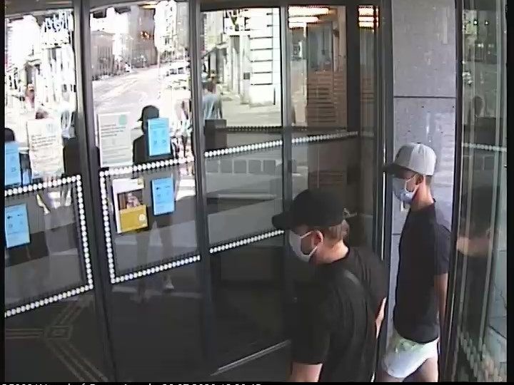 Die beiden Verdächtigen hatten eine schwarze Pistole dabei.