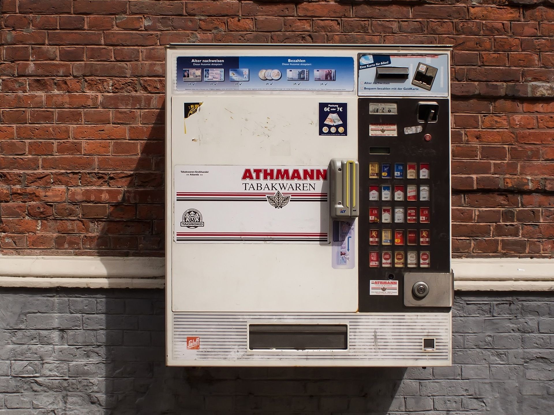 Drei Jugendliche wollten einen Zigarettenautomaten in Wien-Floridsdorf sprengen.
