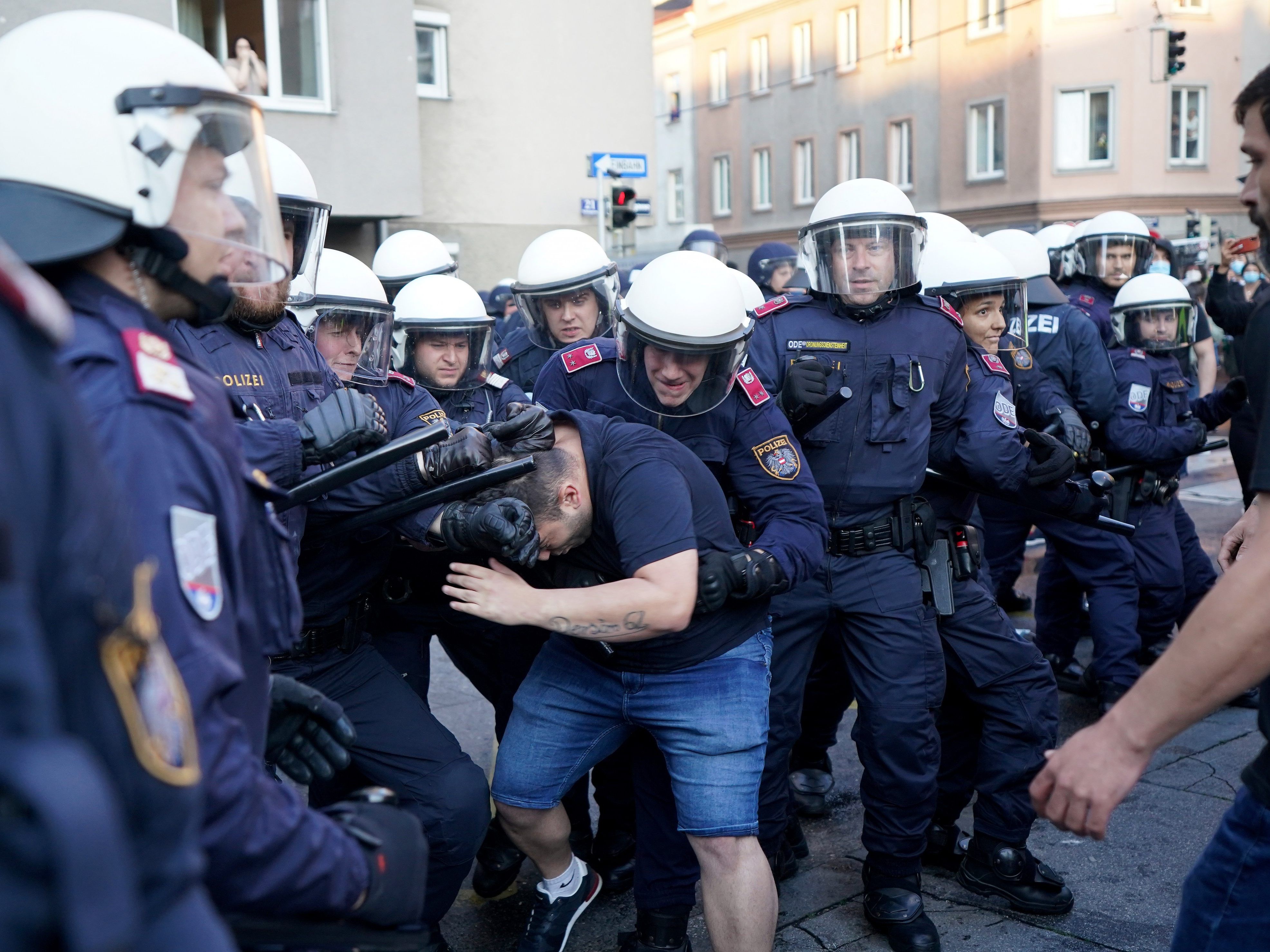Sieben Polizisten wurden bei den Demonstrationen verletzt. Sieben Polizisten wurden bei den Demonstrationen verletzt.