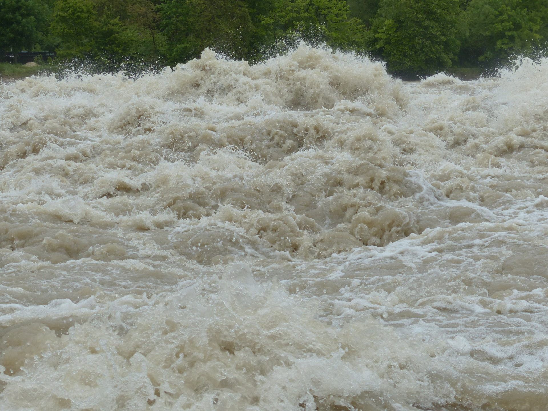 Viel Wasser auf der Straße: Drei Personen stundenlang in einem PKW gefangen. Viel Wasser auf der Straße: Drei Personen stundenlang in einem PKW gefangen.