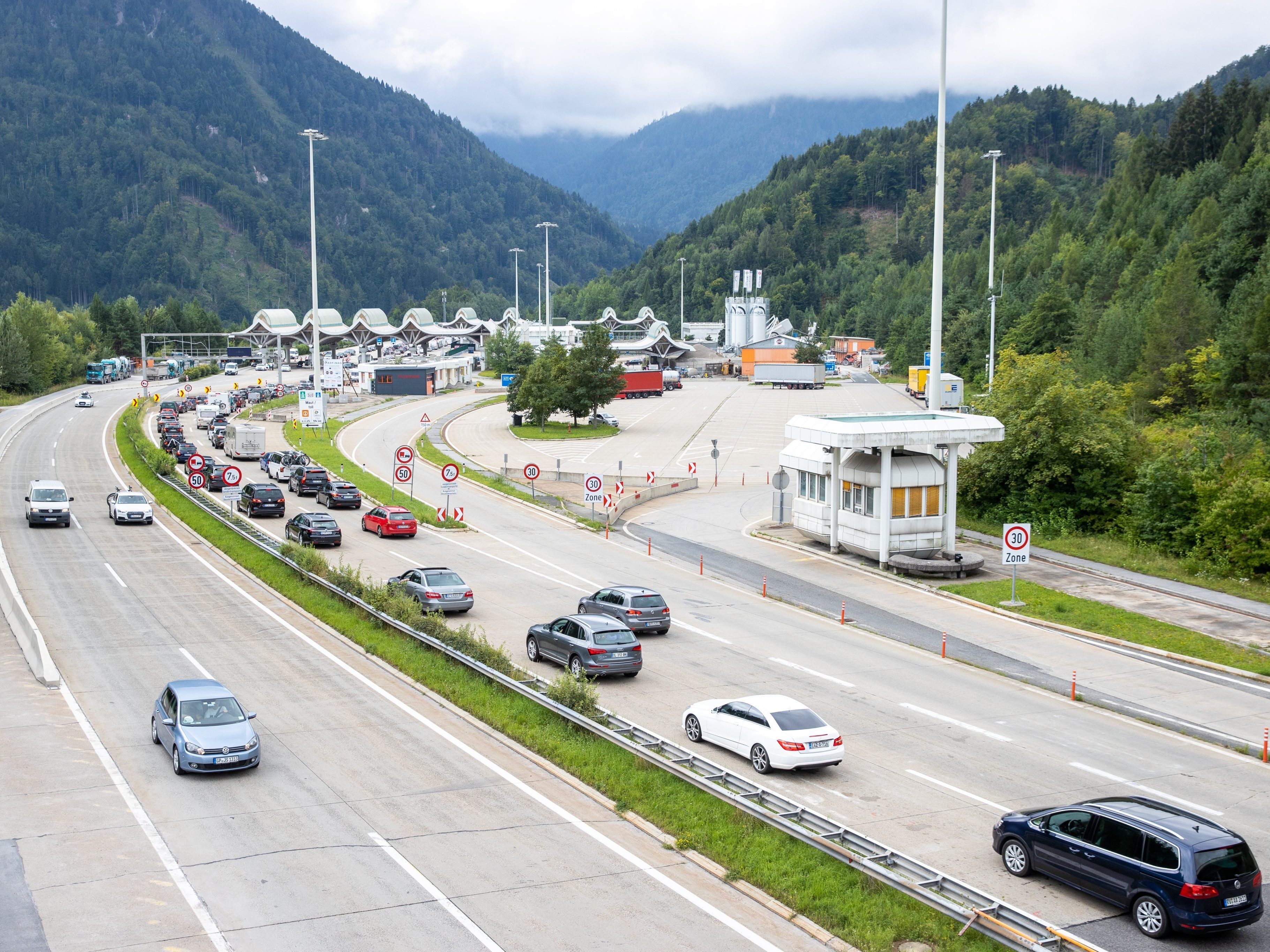 Reiseveranstalter hätten sich eine partielle Reisewarnung gewünscht. Reiseveranstalter hätten sich eine partielle Reisewarnung gewünscht.