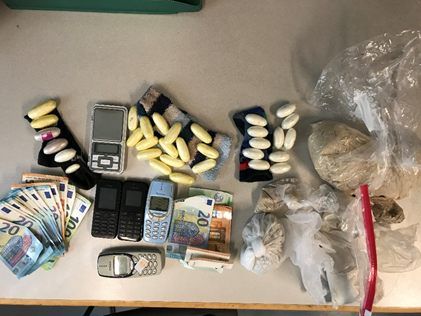 Die Beamten stellten 350 Gramm Kokain, 50 Gramm Heroin und 800 Euro Bargeld sicher. Die Beamten stellten 350 Gramm Kokain, 50 Gramm Heroin und 800 Euro Bargeld sicher.