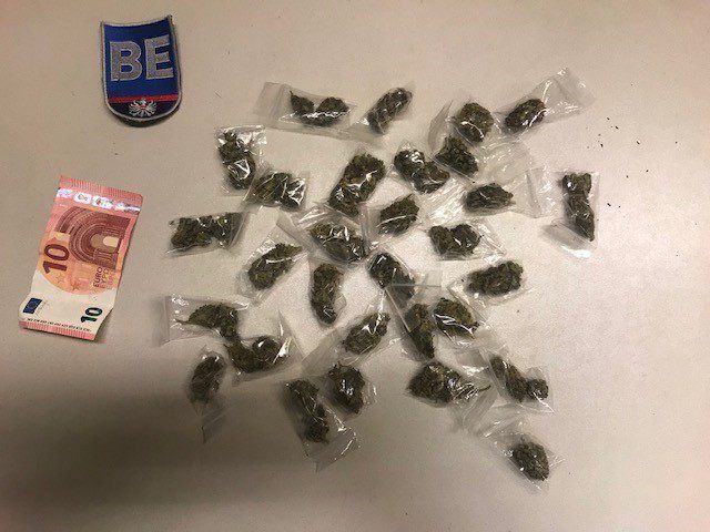 Dealer beim Verkauf von Cannabis von Polizei eriwscht. Dealer beim Verkauf von Cannabis von Polizei eriwscht.