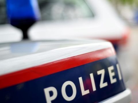 Der 18.Jährige bestreitet, den 24-Jährigen mit Absicht angefahren zu haben. Der 18.Jährige bestreitet, den 24-Jährigen mit Absicht angefahren zu haben.