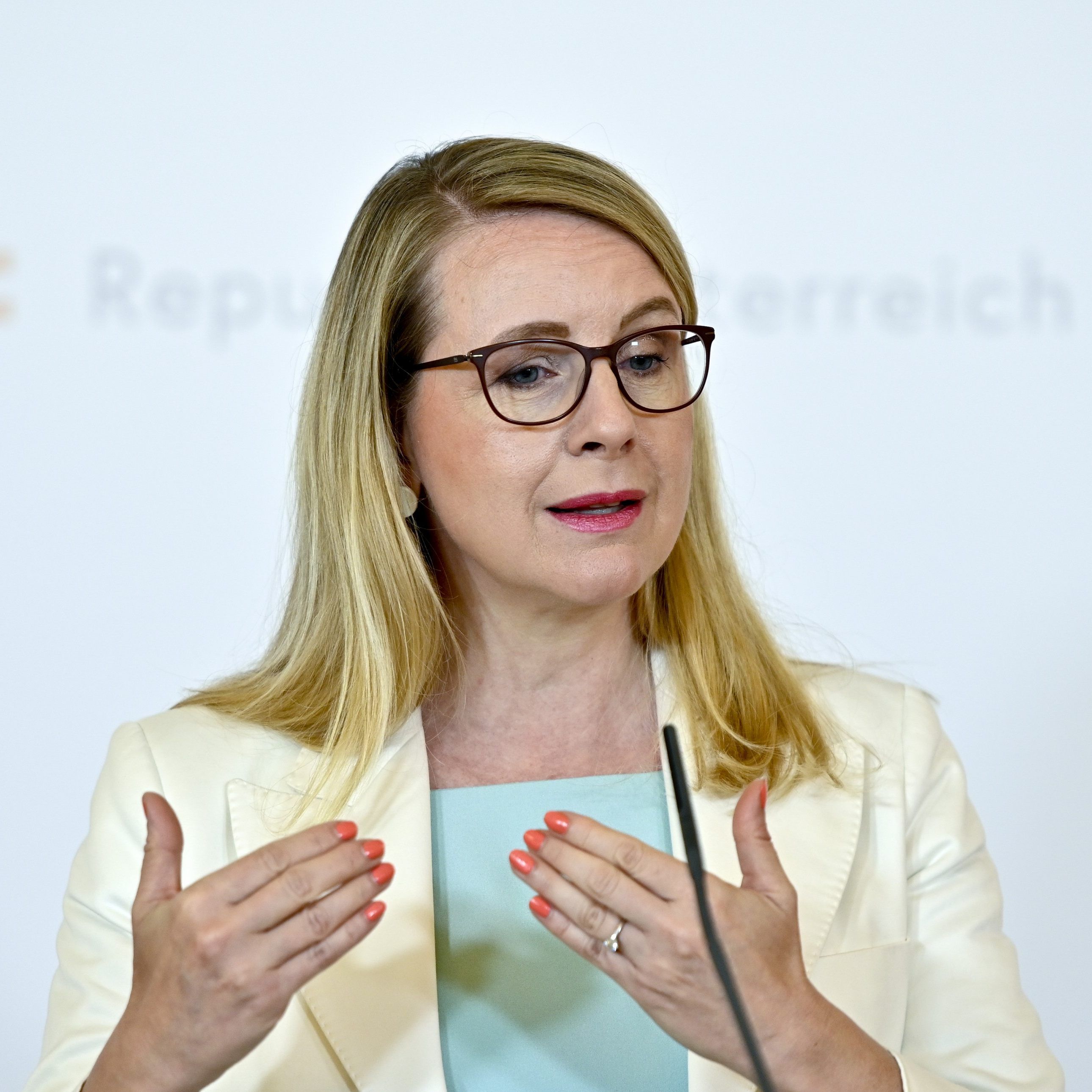 Investitionen sollen laut Schramböck nicht verschoben werden.