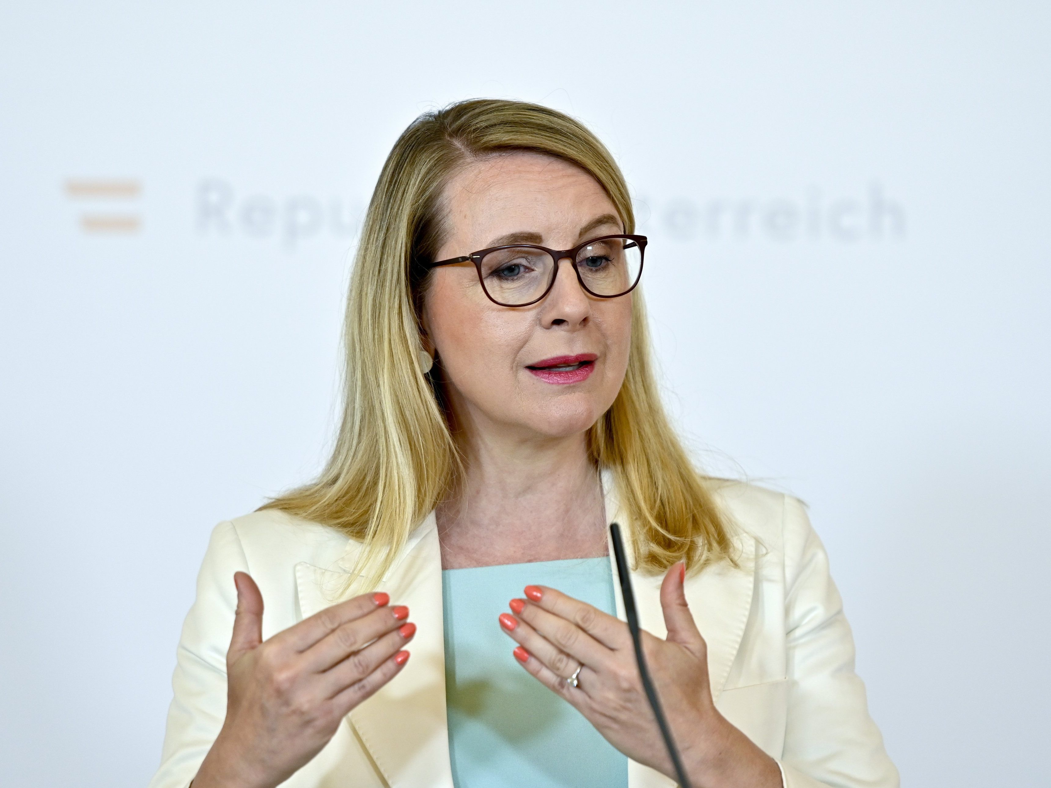 Investitionen sollen laut Schramböck nicht verschoben werden. Investitionen sollen laut Schramböck nicht verschoben werden.