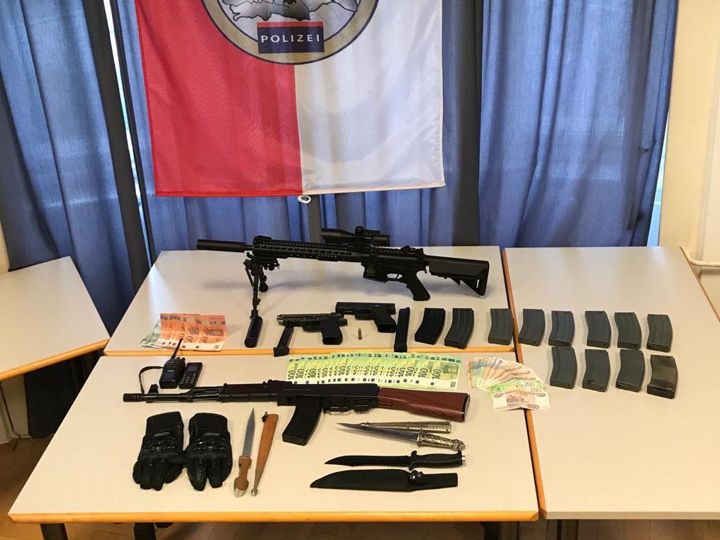 Der Bande wurden mehrere Waffen und Bargeld abgenommen. Der Bande wurden mehrere Waffen und Bargeld abgenommen.