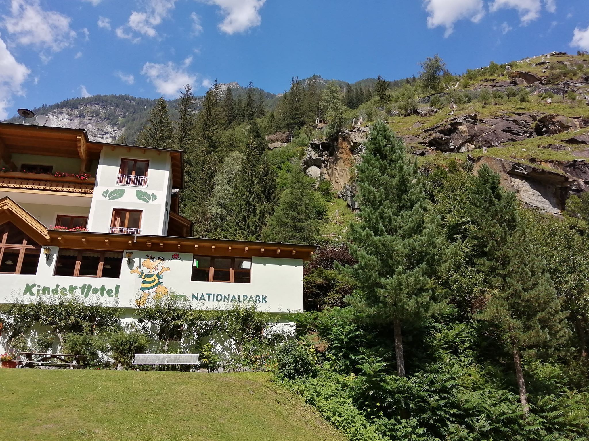 Mitten im Nationalpark Hohe Tauern gelegen wartet das Kinderhotel Benjamin auf Familien, die mehr wollen Mitten im Nationalpark Hohe Tauern gelegen wartet das Kinderhotel Benjamin auf Familien, die mehr wollen