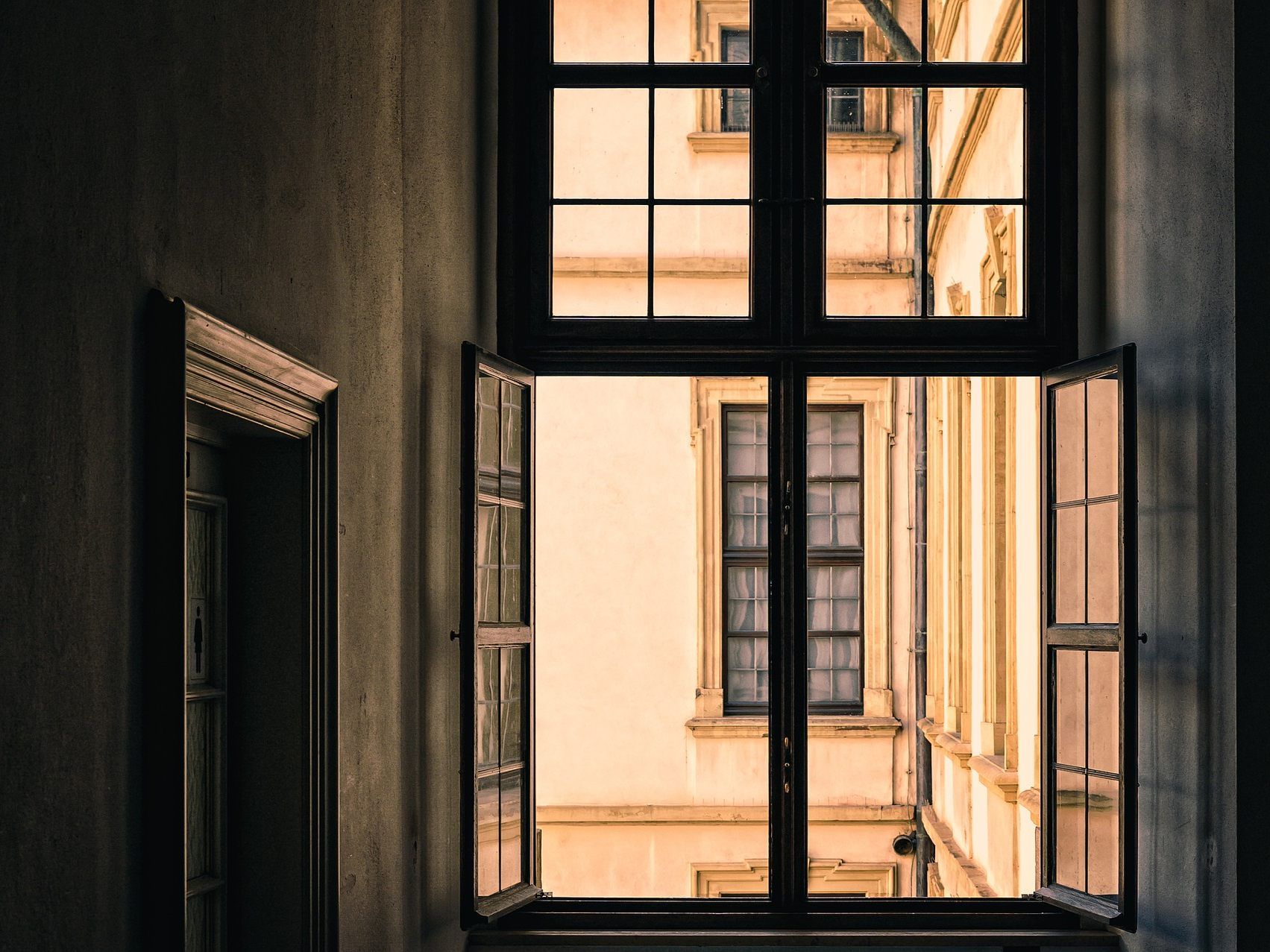 In Wien kamen an zwei Tagen hintereinander Menschen bei Stürzen vom Fenster bzw. der Dachterrasse eines Wohnhauses ums Leben. In Wien kamen an zwei Tagen hintereinander Menschen bei Stürzen vom Fenster bzw. der Dachterrasse eines Wohnhauses ums Leben.