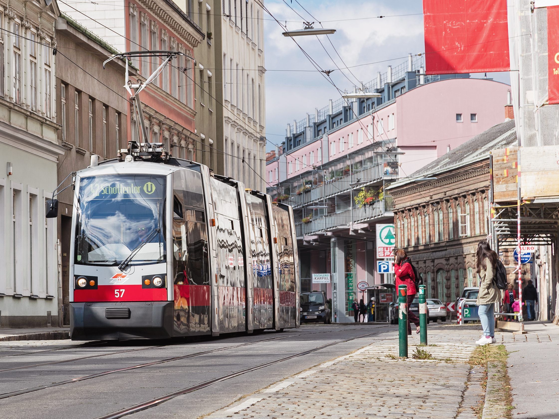 Laut Wiener Linien profitieren täglich rund 3.000 Fahrgäste von der neuen Bim-Haltestelle. Laut Wiener Linien profitieren täglich rund 3.000 Fahrgäste von der neuen Bim-Haltestelle.