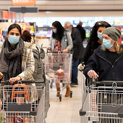 Beim Einkaufen heißt es nun überall: Masken auf