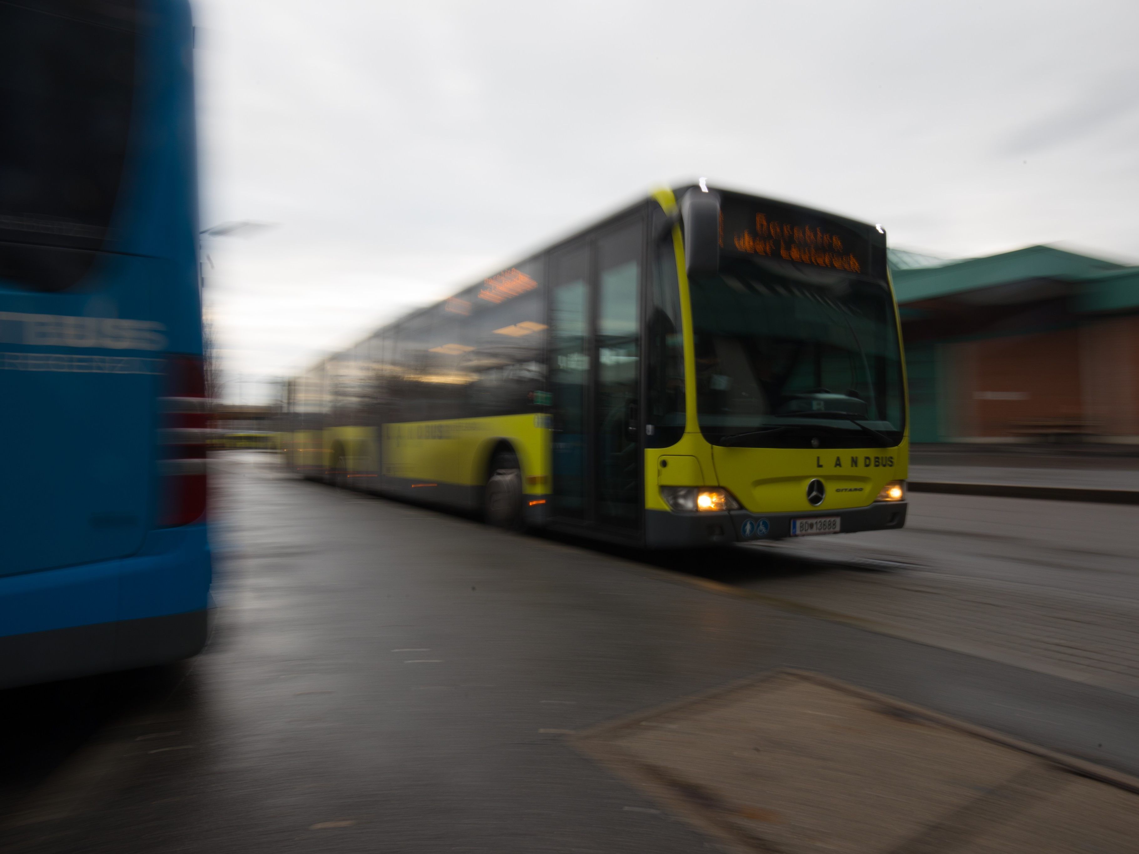 Der Bus- und Bahnverkehr in der Nacht wird zurückgeschraubt.