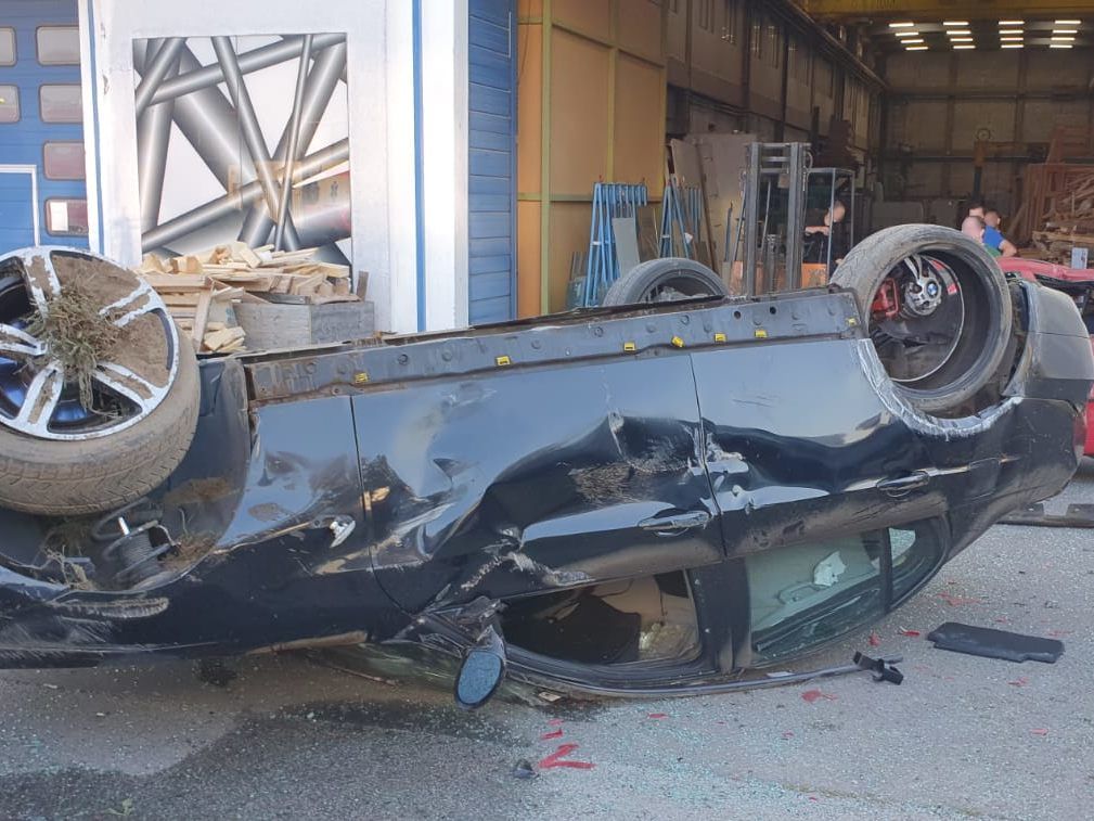 Der Unfall-Pkw blieb am Dach liegen. Der Unfall-Pkw blieb am Dach liegen.