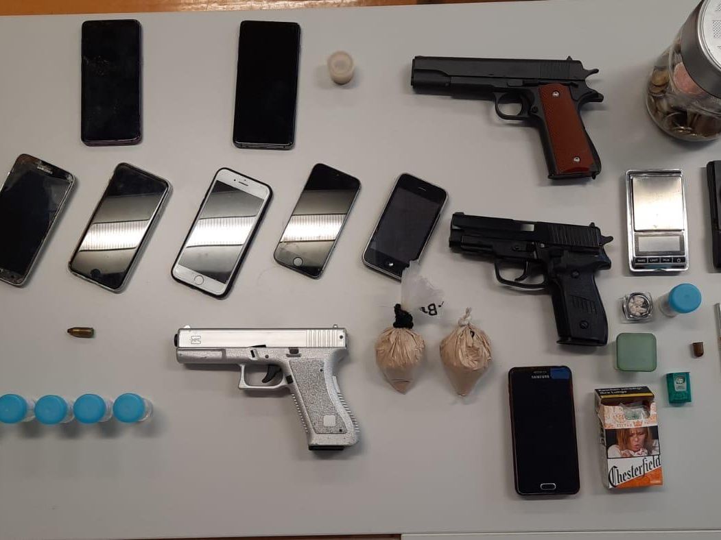 Zahlreiche Handys und Waffen wurden sichergestellt. Zahlreiche Handys und Waffen wurden sichergestellt.