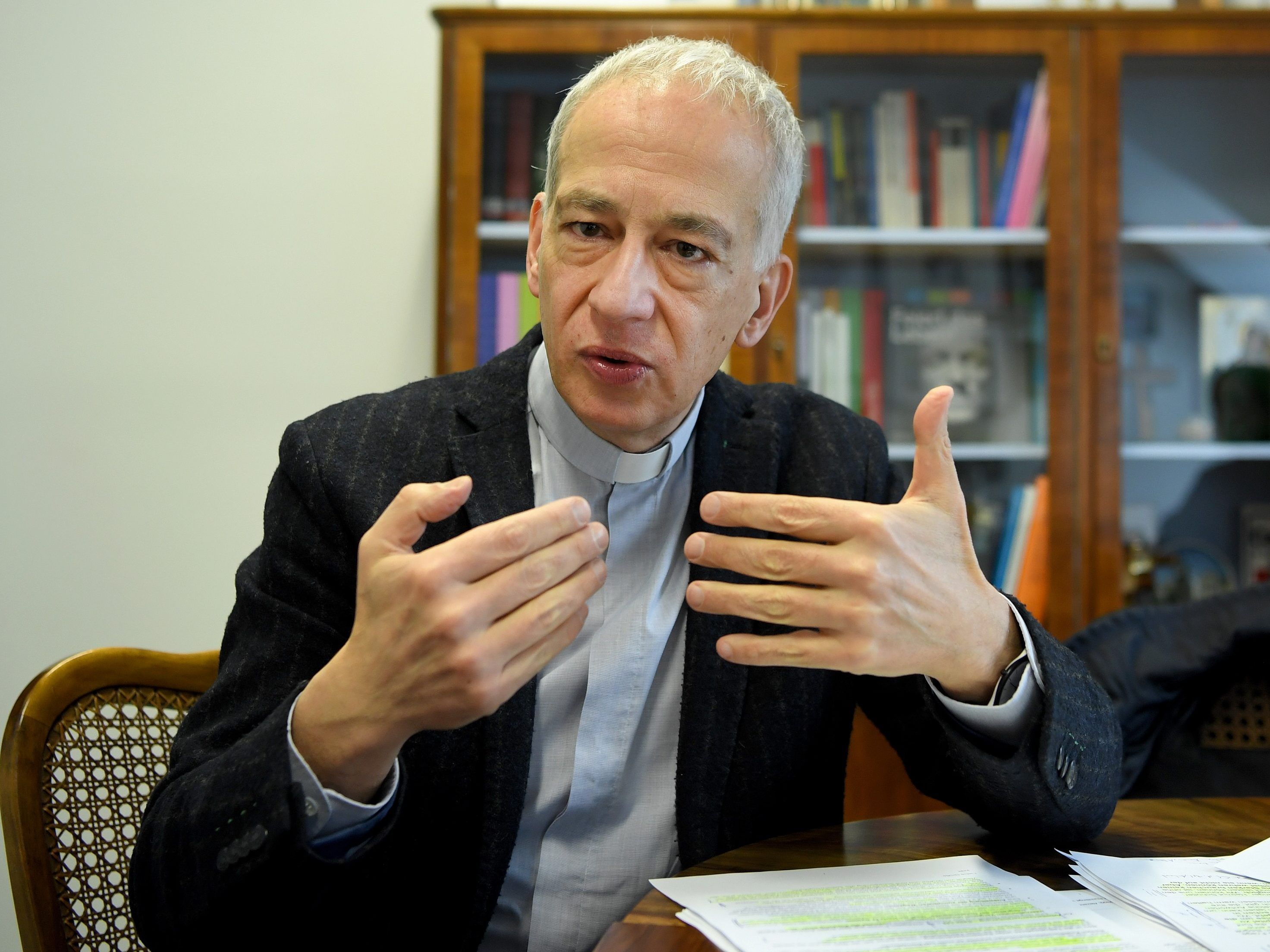 Caritas-Präsident Michael Landau wünscht sich durch die Reform eine Aufwertung des Pflegeberufs.
