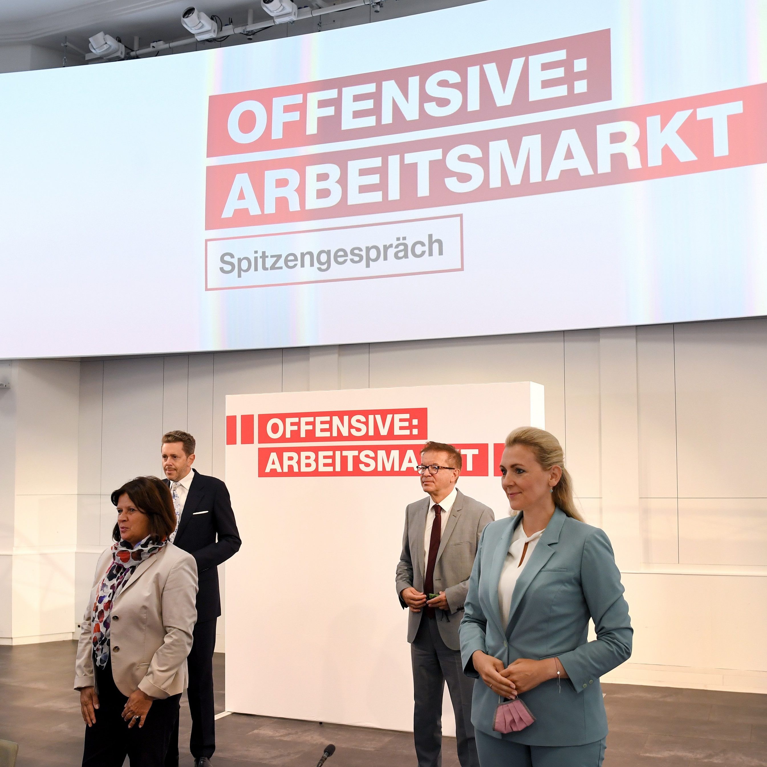 Die Regierung hat am Dienstag mit den Sozialpartnern beraten, wie die Arbeitsmarktkrise abgewendet werden kann.