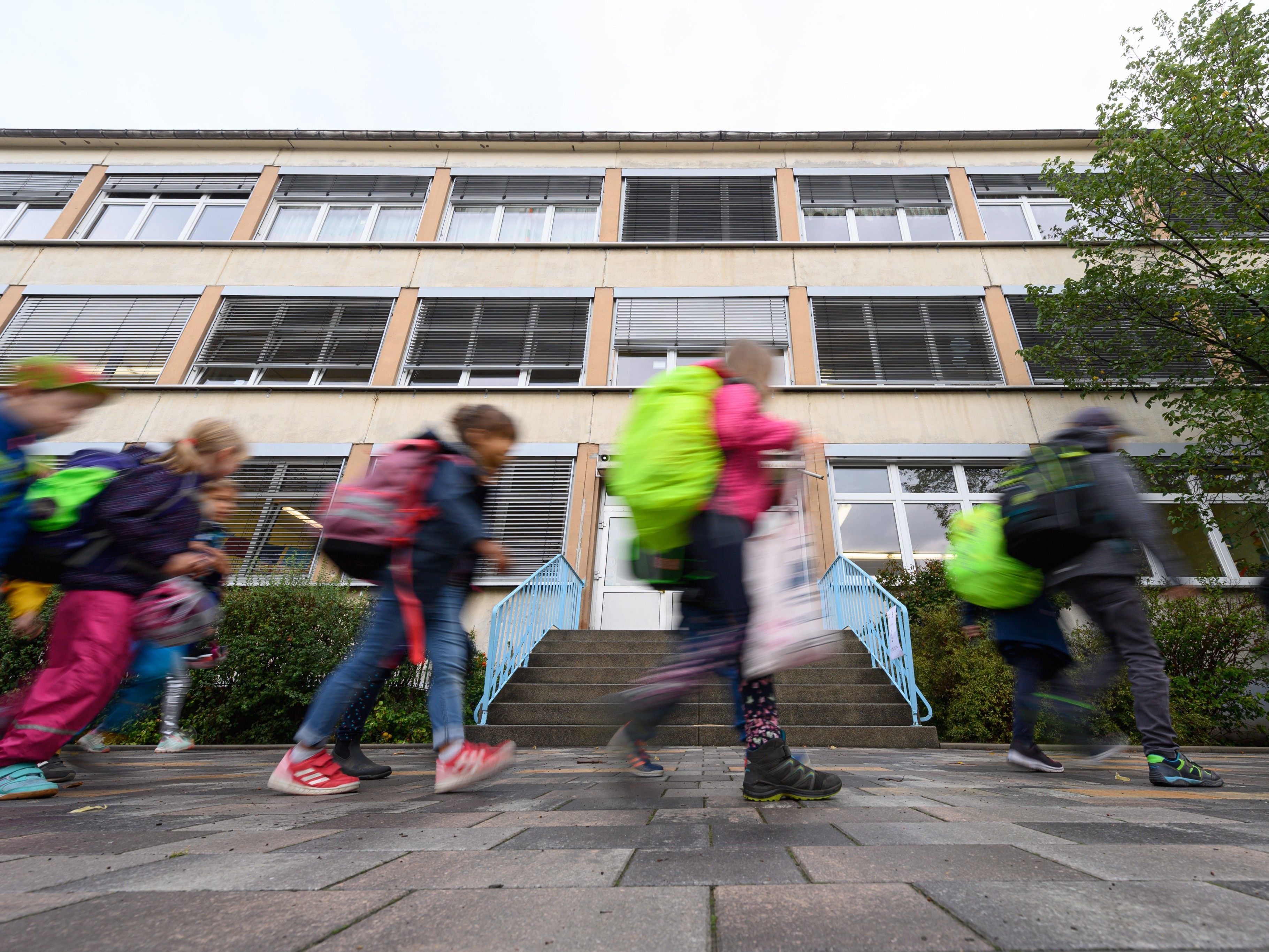 Eltern sollen sich im Vorfeld erkundigen, ob es am ersten Schultag eine Obergrenze bei Begleitpersonen geben wird.