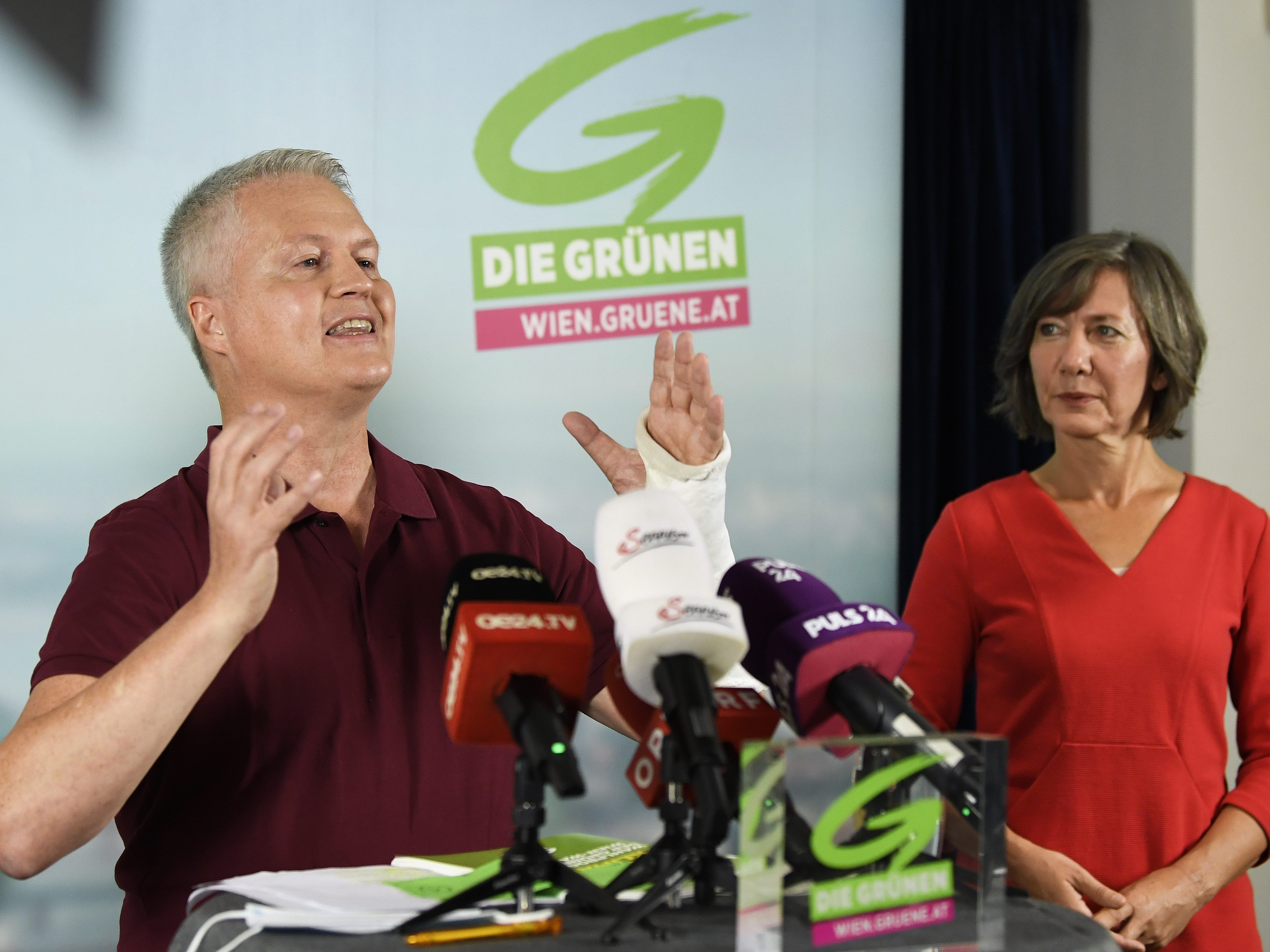 Vizebürgermeisterin Birgit Hebein und der Grüne Klubobmann David Ellensohn bei der Wahlprogramm-Präsentation in Wien Vizebürgermeisterin Birgit Hebein und der Grüne Klubobmann David Ellensohn bei der Wahlprogramm-Präsentation in Wien