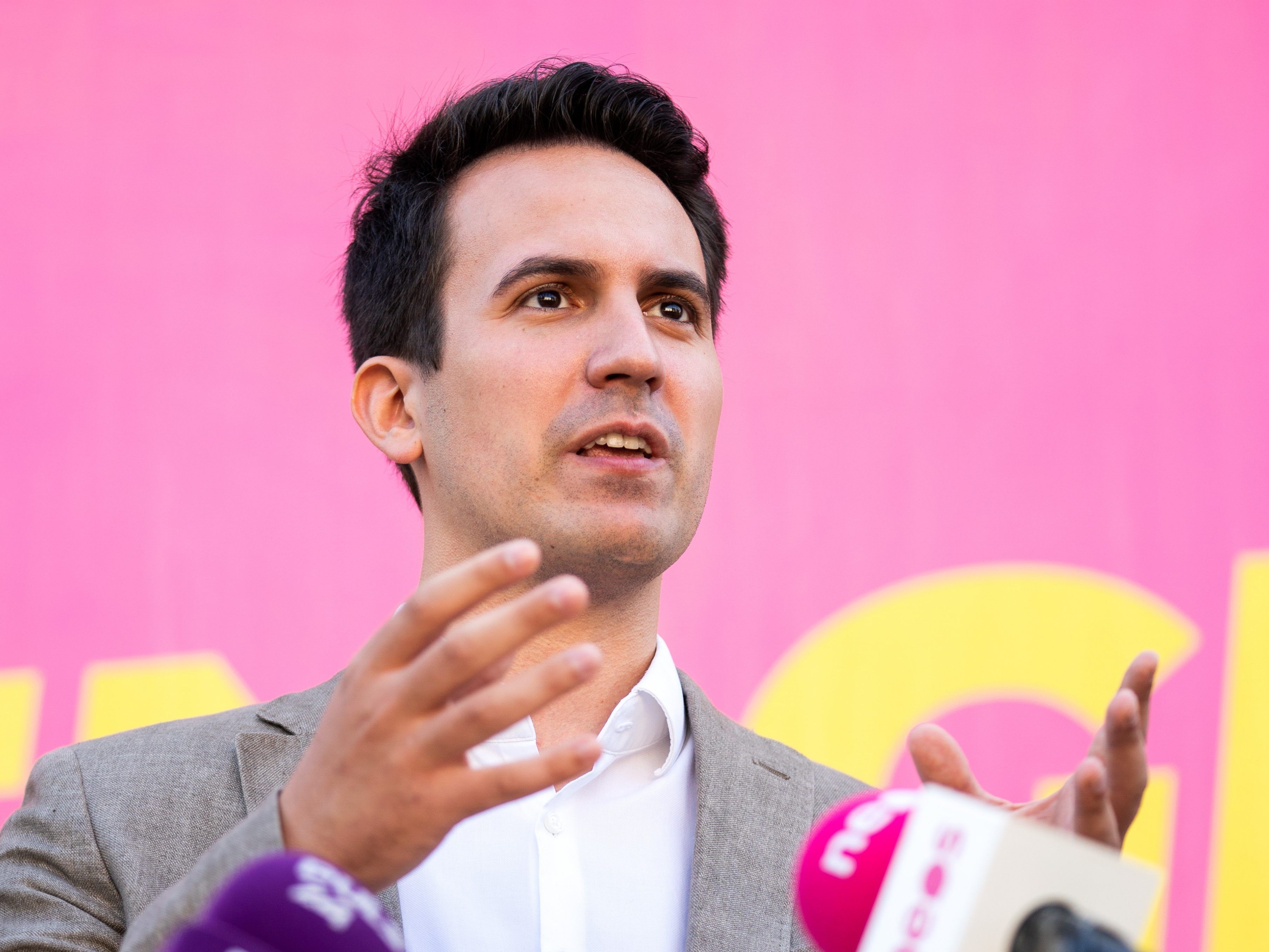NEOS-Spitzenkandidat Christoph Wiederkehr hat breits mit Wahlkarte gewählt. NEOS-Spitzenkandidat Christoph Wiederkehr hat breits mit Wahlkarte gewählt.