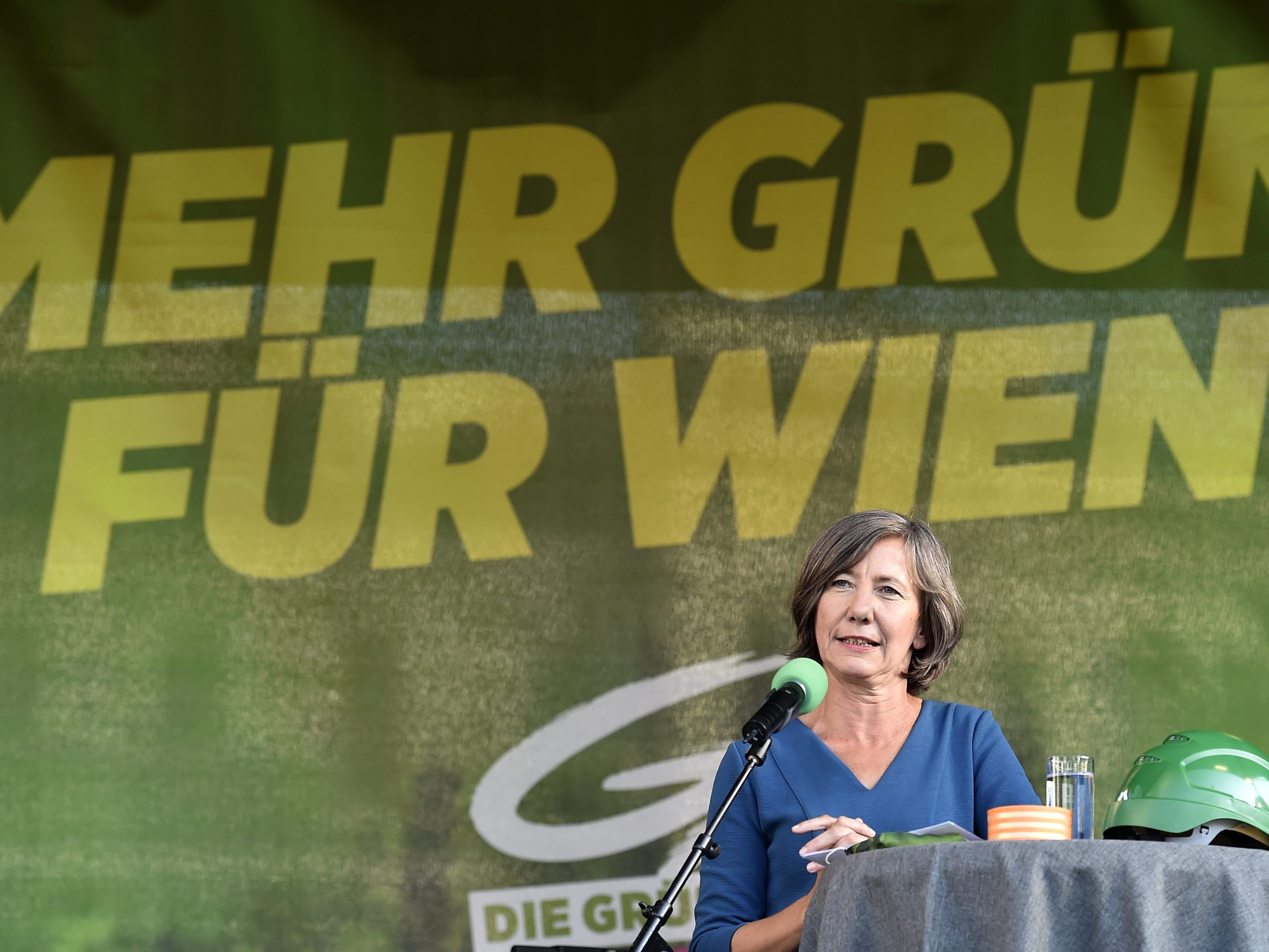 Birgit Hebein (Grüne) richtet eine Video-Botschaft zu "Wald-Städten" und explosiven Bäumen via Twitter an Trump. Birgit Hebein (Grüne) richtet eine Video-Botschaft zu "Wald-Städten" und explosiven Bäumen via Twitter an Trump.