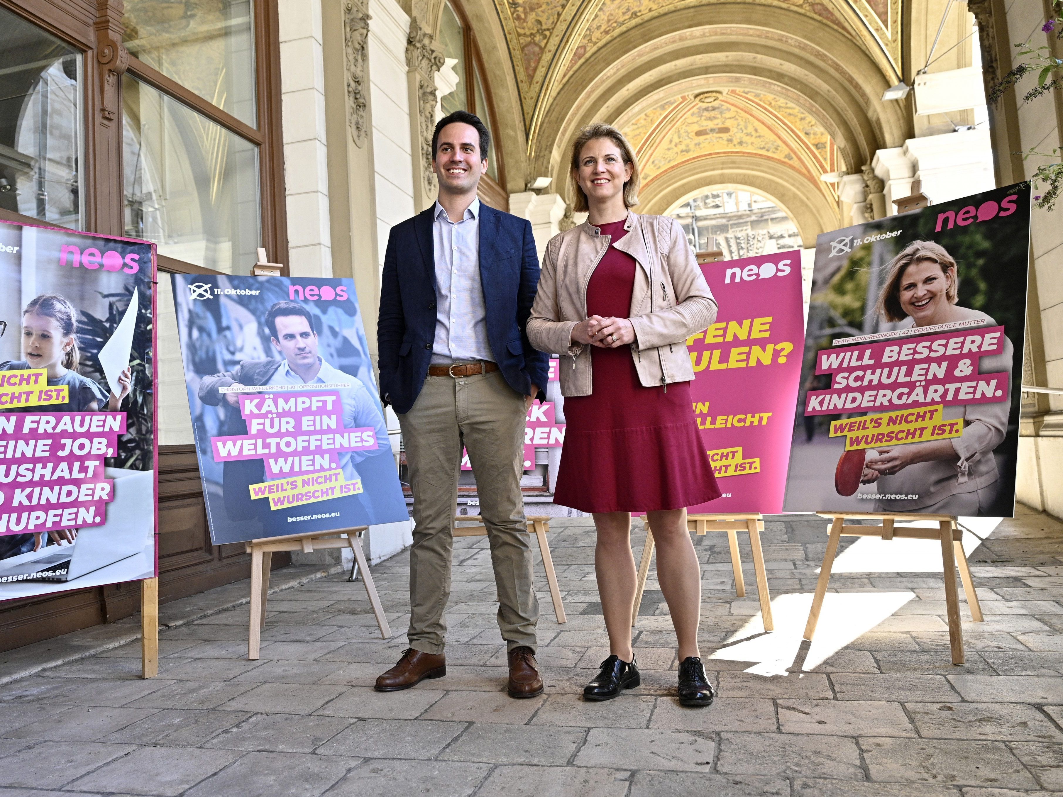 Die NEOS werben für die Wien-Wahl mi Parteichef Wiederkehr und Bundesobfrau Beate Meinl-Reisinger. Die NEOS werben für die Wien-Wahl mi Parteichef Wiederkehr und Bundesobfrau Beate Meinl-Reisinger.