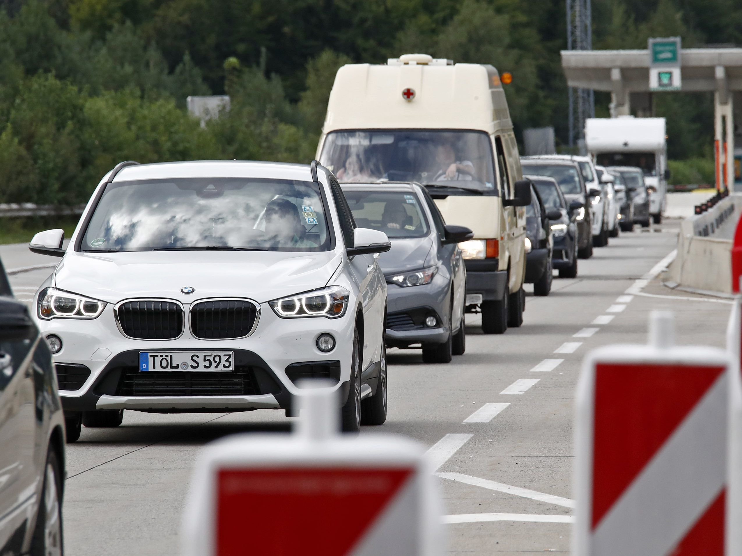 Rückreiseverkehr zum Ferienende: Lange Staus drohen unter anderem an der Grenze zwischen Slowenien und Österreich beim Karawankentunnel Rückreiseverkehr zum Ferienende: Lange Staus drohen unter anderem an der Grenze zwischen Slowenien und Österreich beim Karawankentunnel