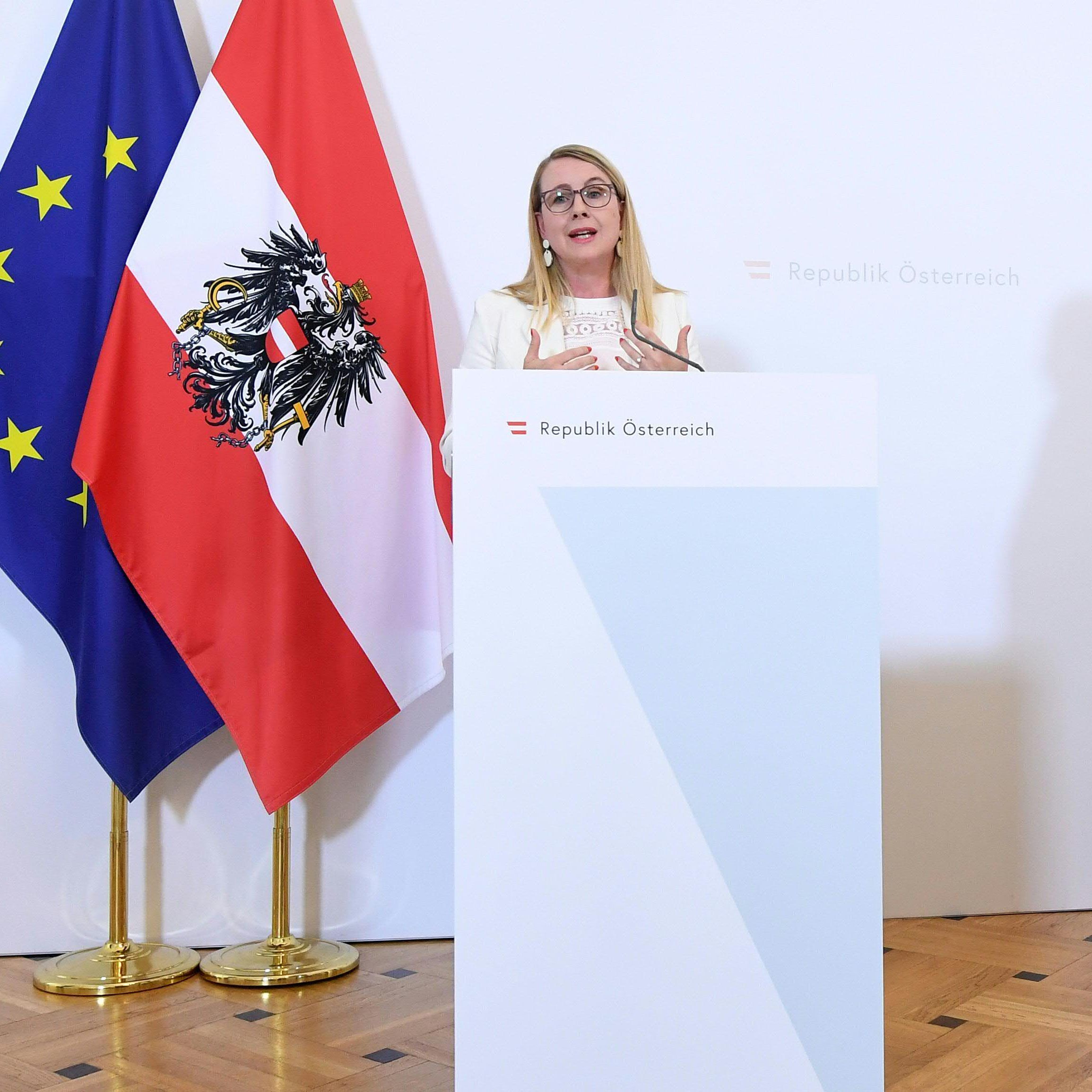 Die Ministerinnen Schramböck und Aschbacher informierten am Mittwoch über die aktuelle Wirtschafts- und Arbeitsmarktsituation.