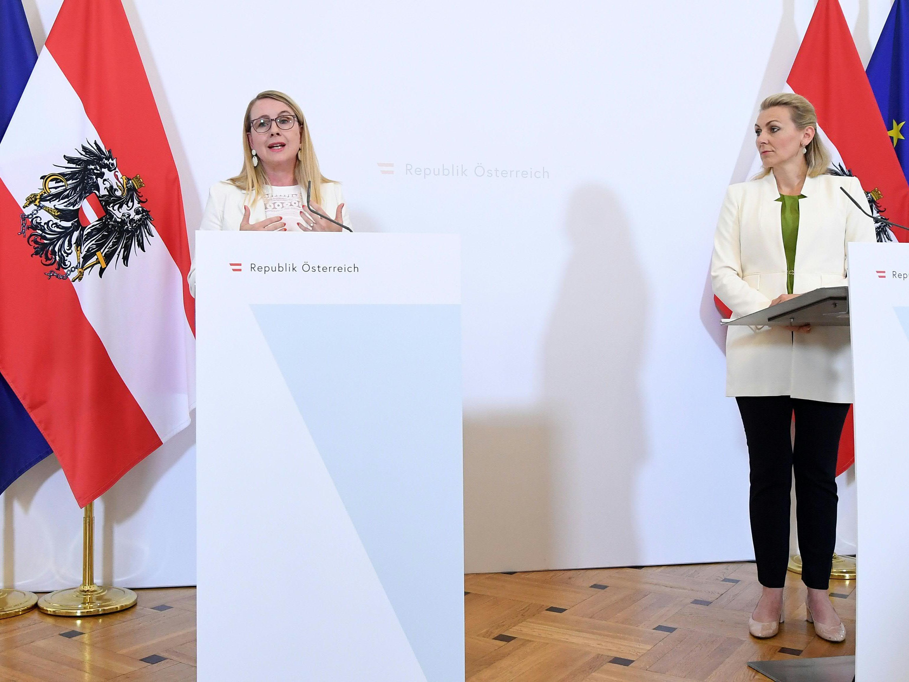Die Ministerinnen Schramböck und Aschbacher informierten am Mittwoch über die aktuelle Wirtschafts- und Arbeitsmarktsituation.