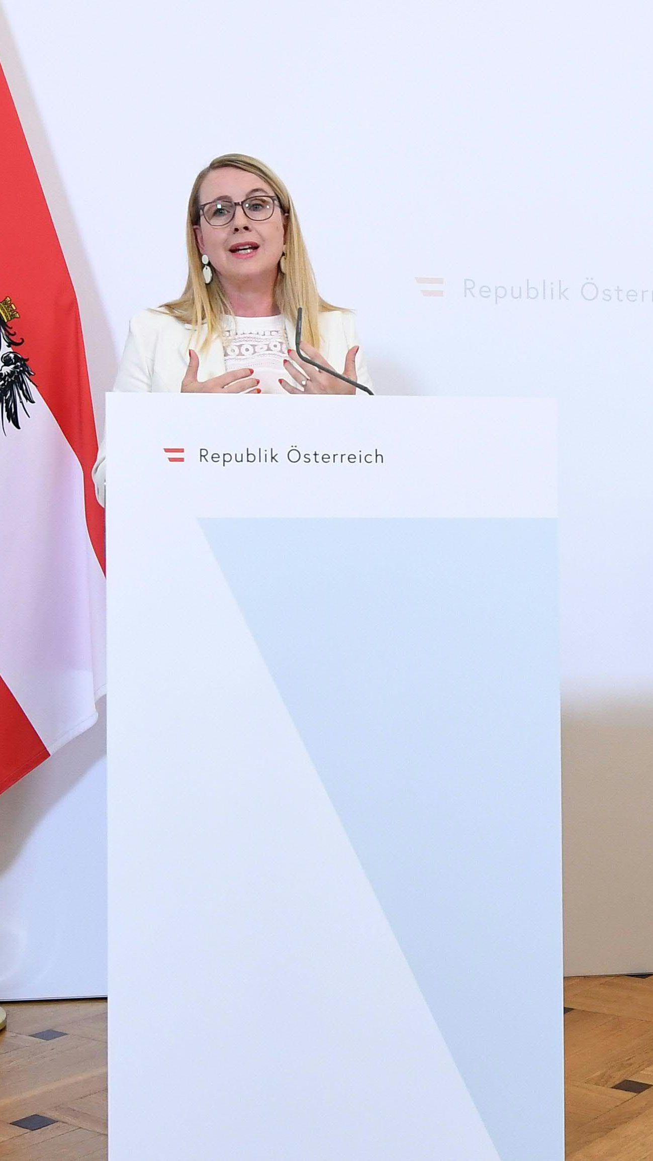 Die Ministerinnen Schramböck und Aschbacher informierten am Mittwoch über die aktuelle Wirtschafts- und Arbeitsmarktsituation.